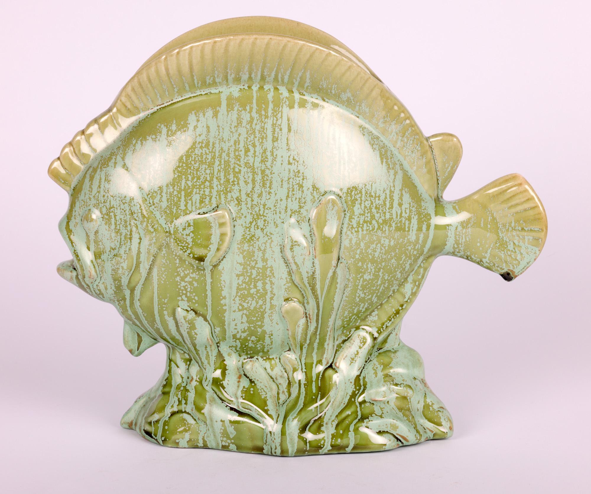 Französische glasierte Art-Déco-Fischvase aus Keramik mit Motiven, Art déco zugeschrieben (Mitte des 20. Jahrhunderts) im Angebot