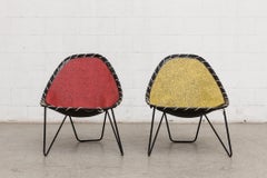 Paire de chaises rétro rouges et jaunes attribuées à un Français, avec armatures en fil de fer noir