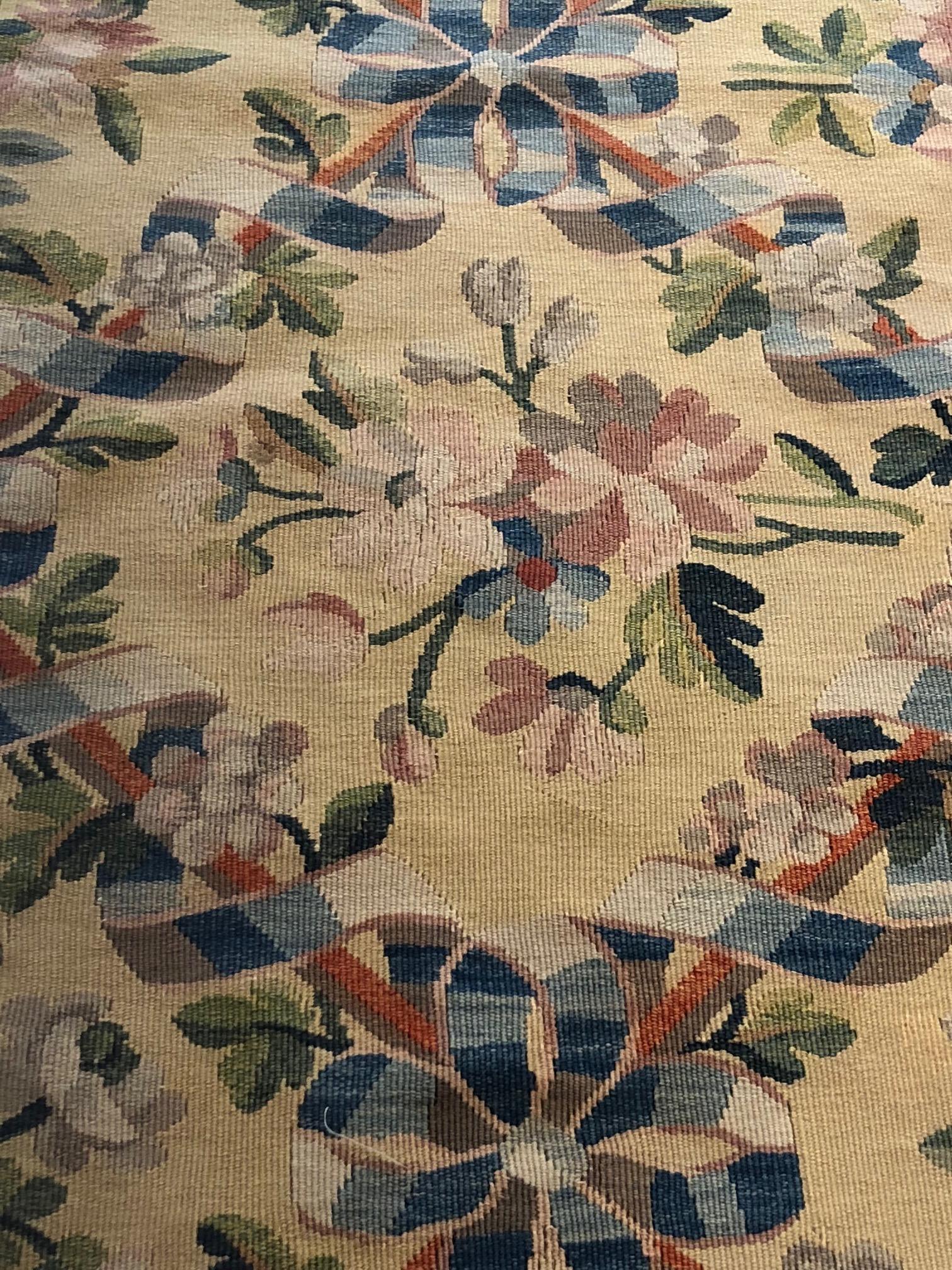French Aubusson Carpet Style Louis XVI In Excellent Condition For Sale In Paris, FR