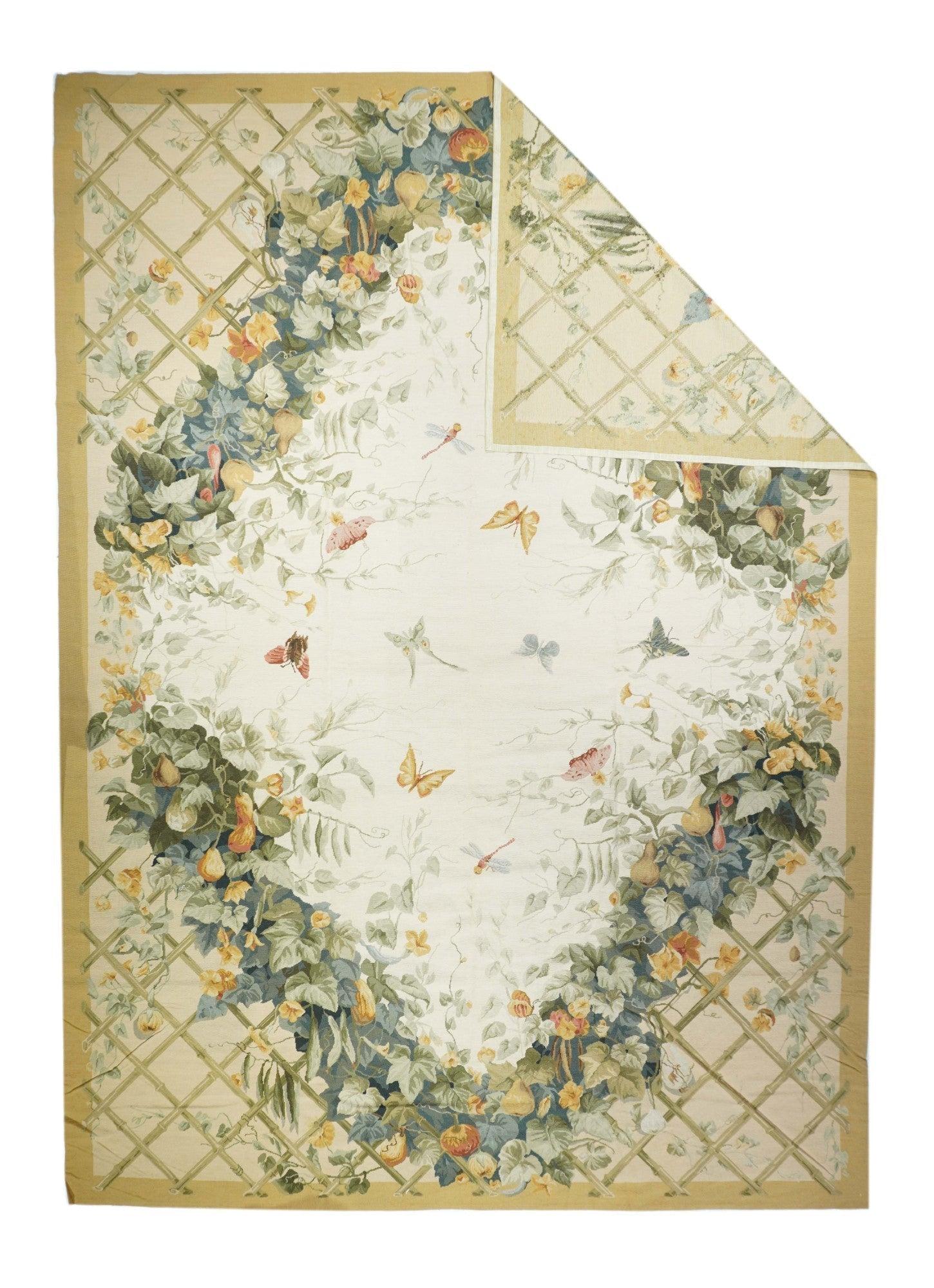 Französischer Aubusson-Design-Teppich 10' x 14'. In der Regel englisch oder französisch, oft mit sich wiederholenden Allover-Mustern, die mit Wollkreuzstichen ausgeführt werden. Größere Teppiche werden in Werkstätten hergestellt, kleinere Stücke