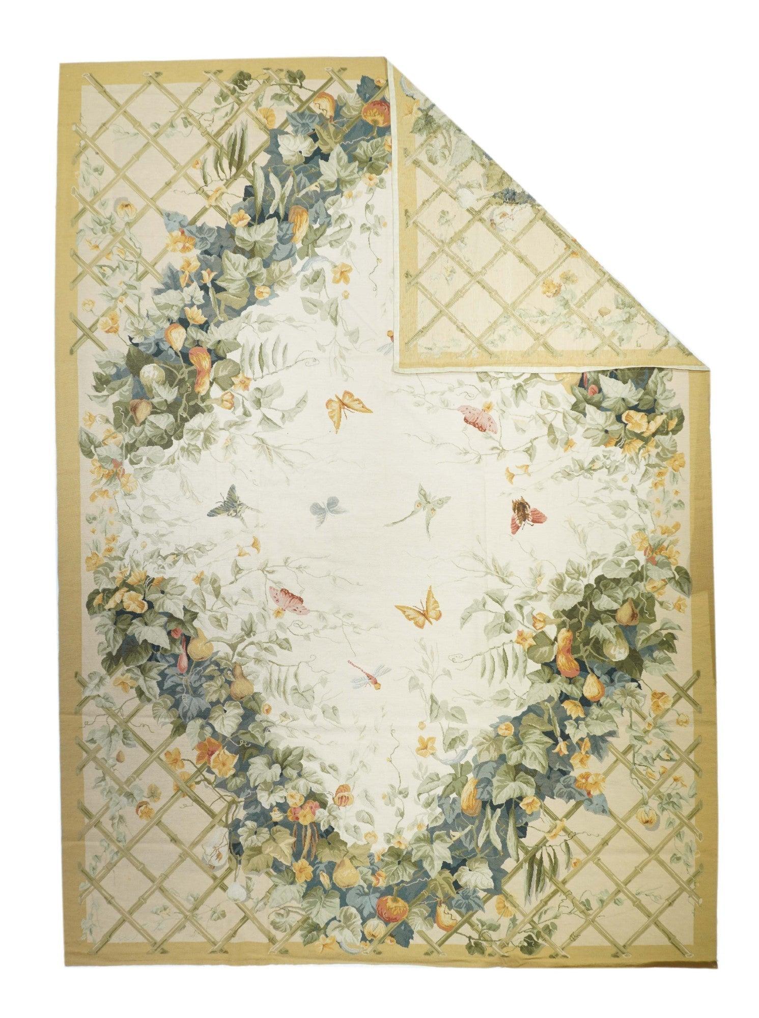 Französischer Aubusson-Design-Teppich 10' x 14'. In der Regel englisch oder französisch, oft mit sich wiederholenden Allover-Mustern, die mit Wollkreuzstichen ausgeführt werden. Größere Teppiche werden in Werkstätten hergestellt, kleinere Stücke