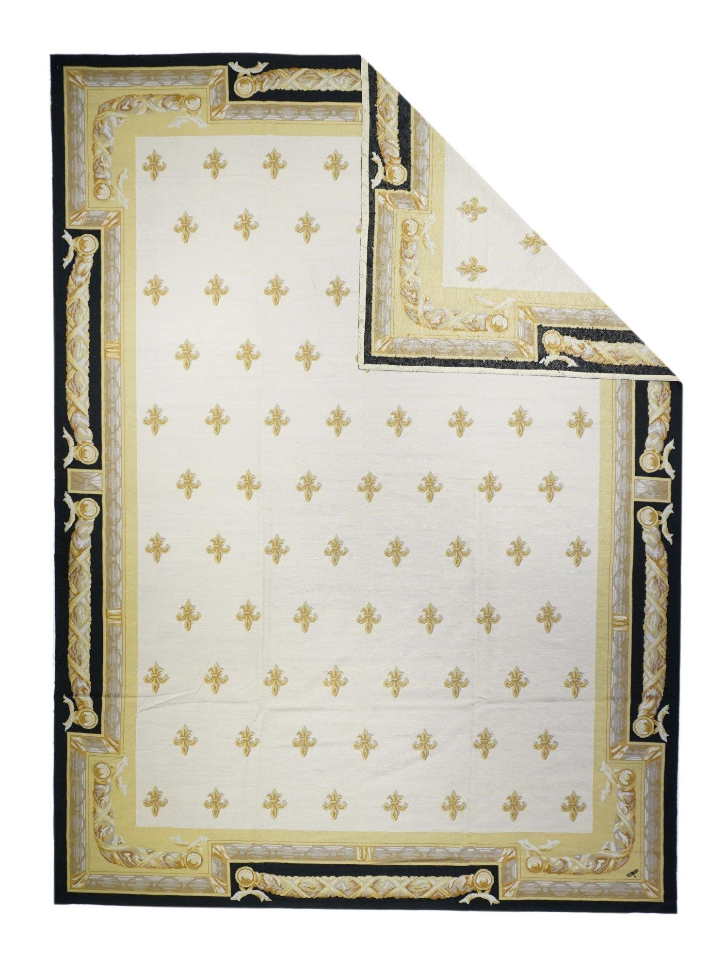 Tapis français à motif d'Aubusson 10' x 14'. Généralement anglais ou français, souvent avec des motifs répétitifs allover exécutés avec des points de croix en laine. Les grands tapis sont produits en atelier, tandis que les petites pièces sont