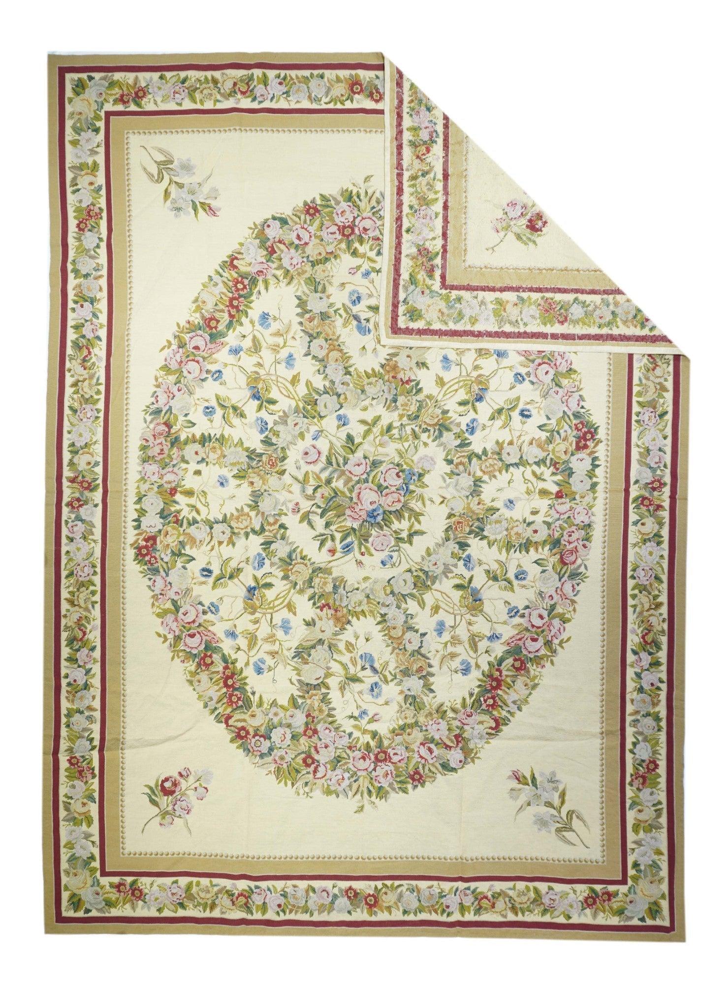Tappeto Design/One francese 10' x 14'. Di solito sono inglesi o francesi, spesso con disegni ripetuti allover eseguiti con punti incrociati di lana. I tappeti più grandi sono produzioni di laboratorio, quelli più piccoli hanno un unico autore