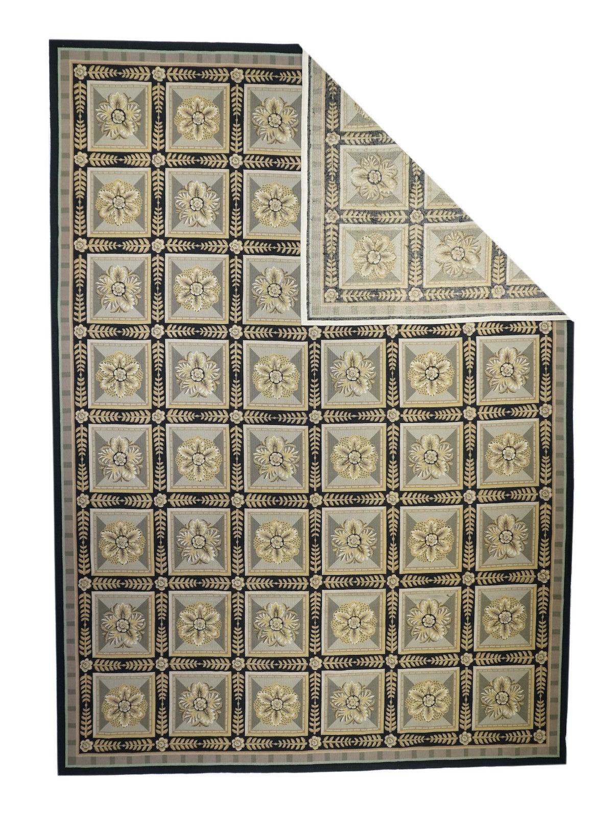 Tapis français à motif d'Aubusson 10' x 14'. Généralement anglais ou français, souvent avec des motifs répétitifs allover exécutés avec des points de croix en laine. Les grands tapis sont produits en atelier, tandis que les petites pièces sont