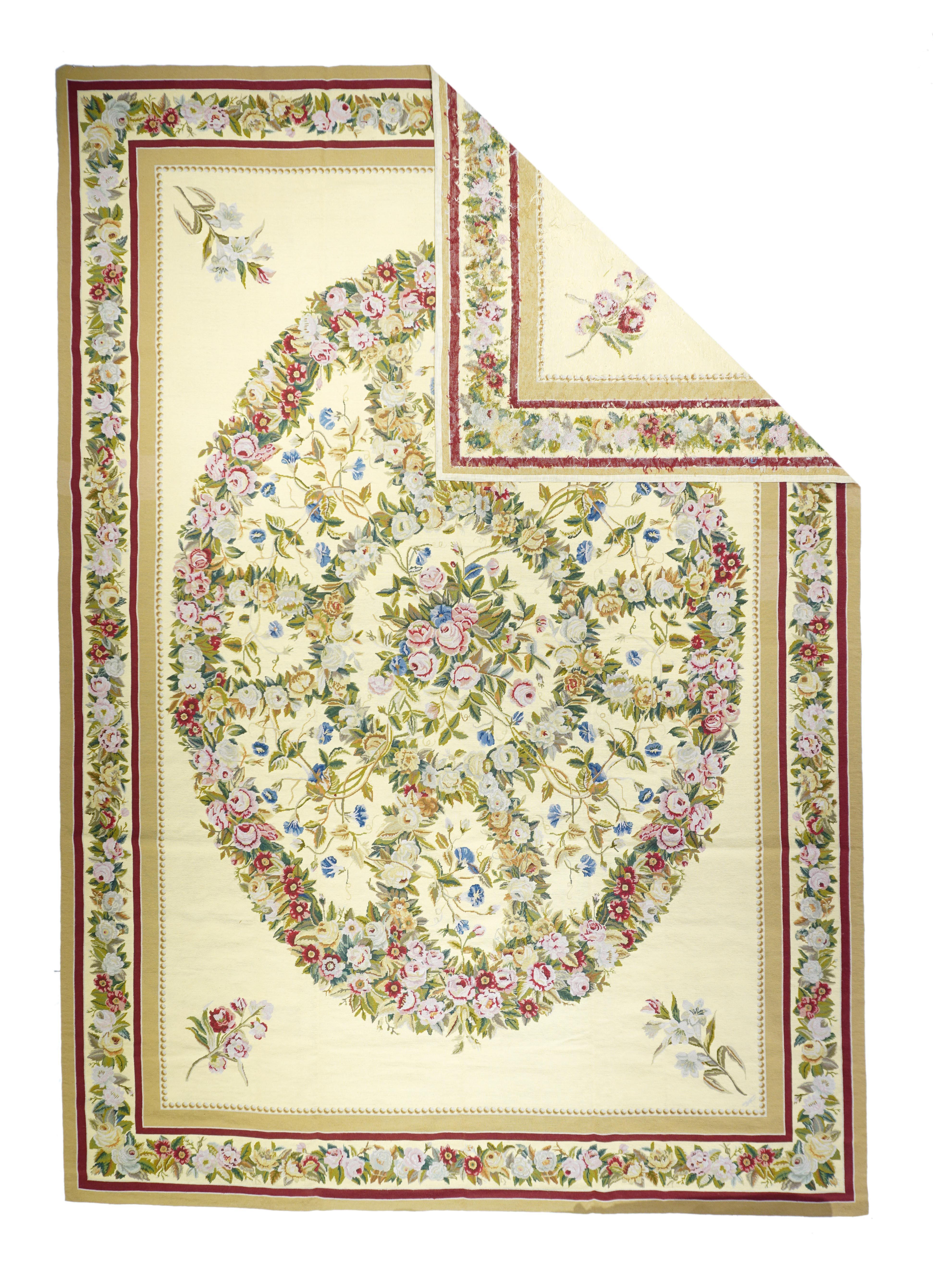 Tappeto francese Aubusson Design 10'0'' x 14'0''. Rose, rose, rose. Il campo di paglia mostra un bouquet di rose centrale con rampicanti, all'interno di una corona di rose, e altre rose con e che costituiscono la corona densa e avvolgente. Bordo