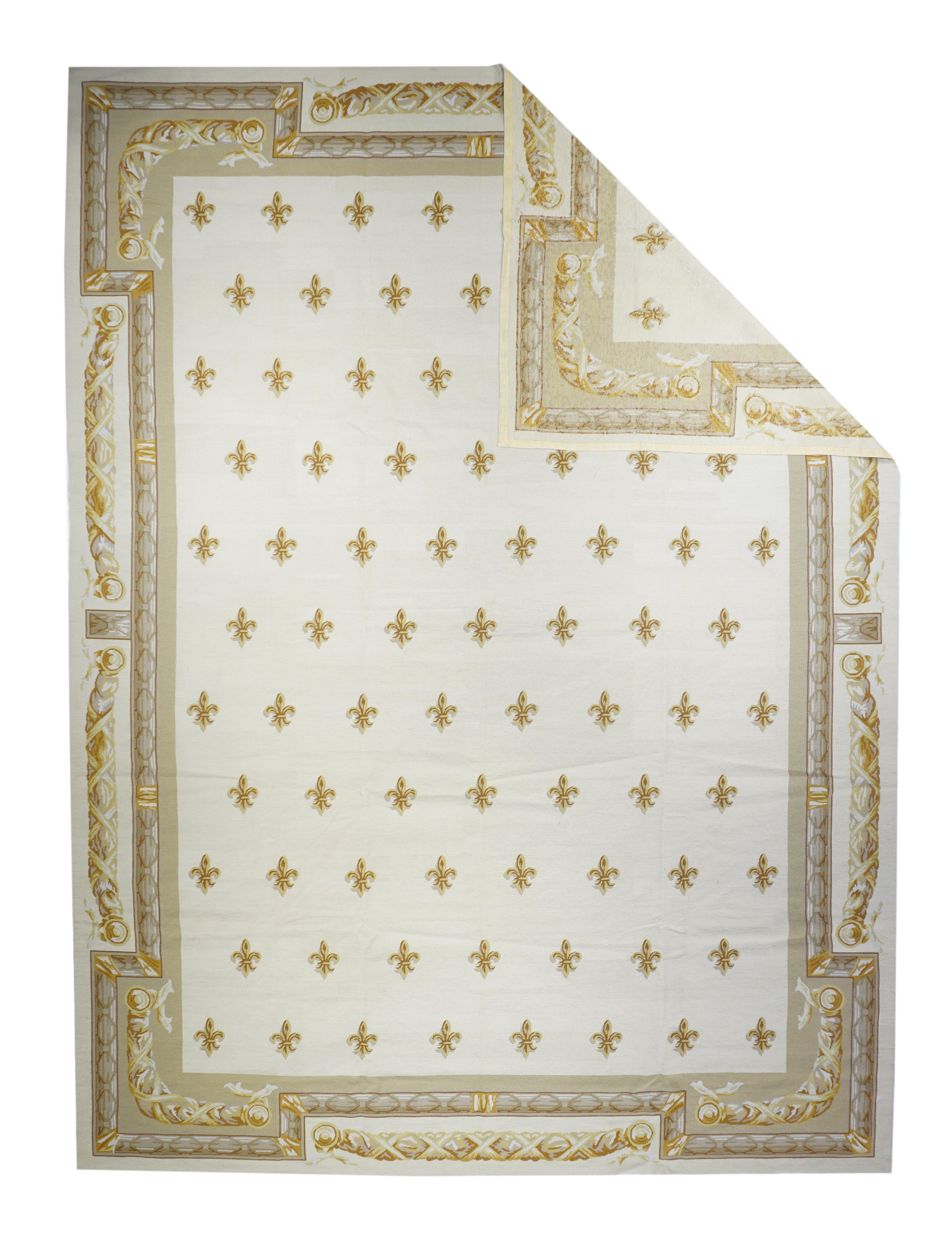 Tappeto francese Design/One 12' x 15'. Di solito sono inglesi o francesi, spesso con disegni ripetuti allover eseguiti con punti incrociati di lana. I tappeti più grandi sono produzioni di laboratorio, quelli più piccoli hanno un unico autore
