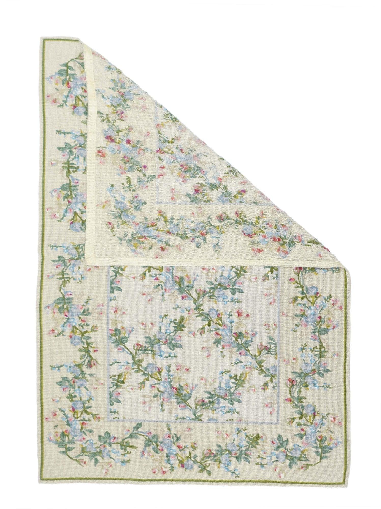Tappeto Design/One francese 3' x 5'. Di solito sono inglesi o francesi, spesso con disegni ripetuti allover eseguiti con punti incrociati di lana. I tappeti più grandi sono produzioni di laboratorio, quelli più piccoli hanno un unico autore