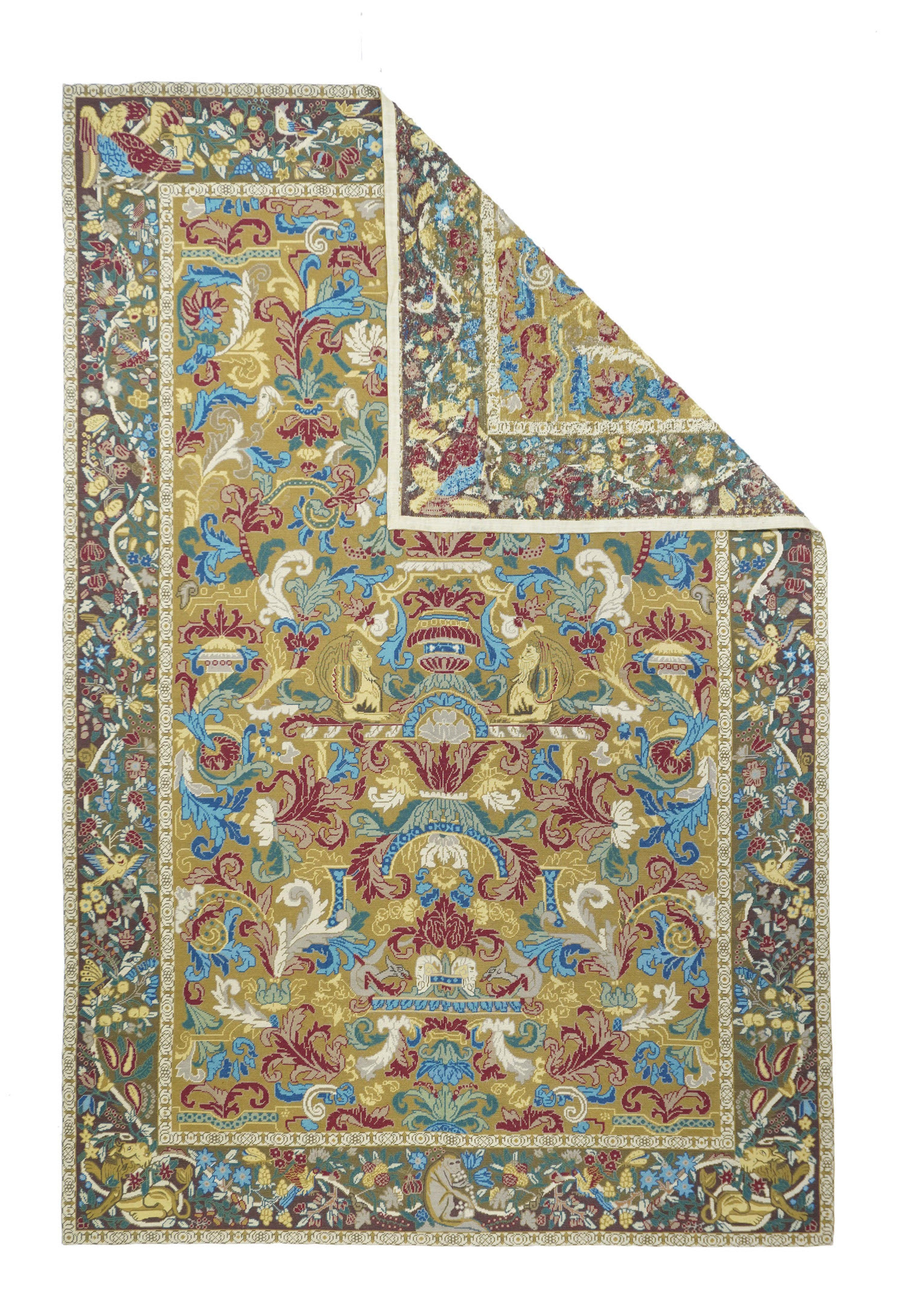 Tappeto francese Aubusson Design 5'10'' x 8'9''. Il campo quasi nero esplode con sei grandi tondi di fiori tropicali e foglie giganti che racchiudono uccelli colorati; e due riserve più piccole che racchiudono vignette di paesaggi tropicali. Le