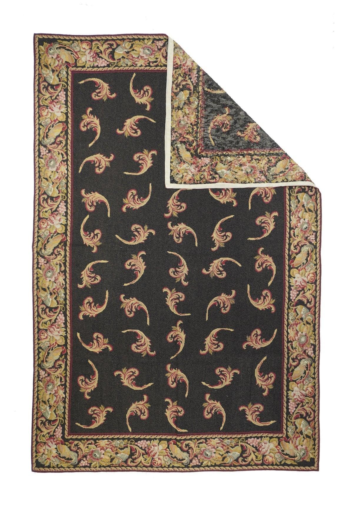 Französisch Aubusson Design Teppich 5'11'' x 8'11''. Das fast schwarze Feld explodiert mit sechs großen tropischen Blumen und riesigen Blättern, die bunte Vögel einschließen, und zwei kleineren Endreserven, die tropische Landschaftsvignetten