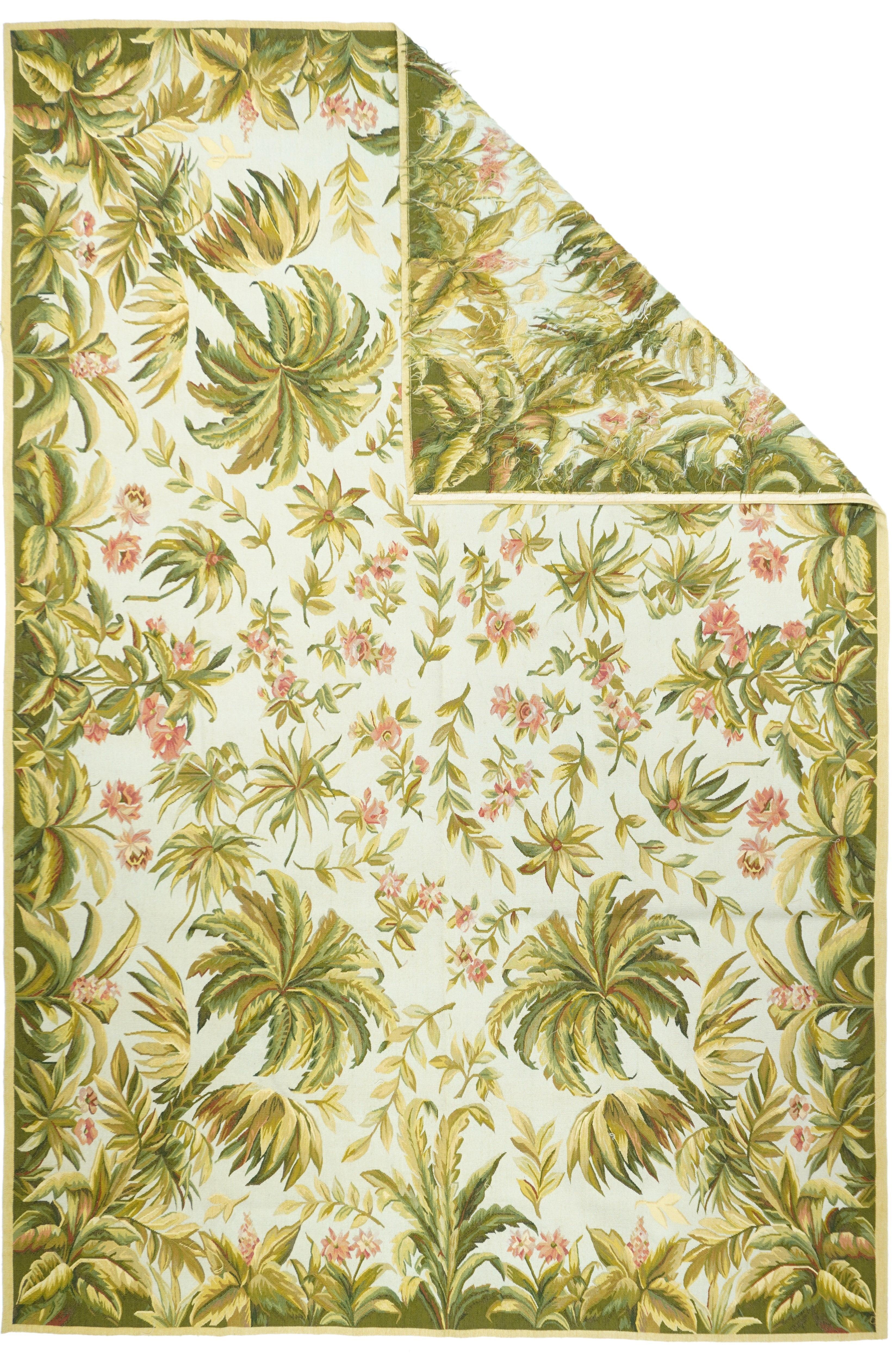 Tappeto design francese Aubusson 5'11'' x 9'0''.  Il campo quasi nero esplode con sei grandi tondi di fiori tropicali e foglie giganti che racchiudono uccelli colorati; e due riserve più piccole che racchiudono vignette di paesaggi tropicali. Le