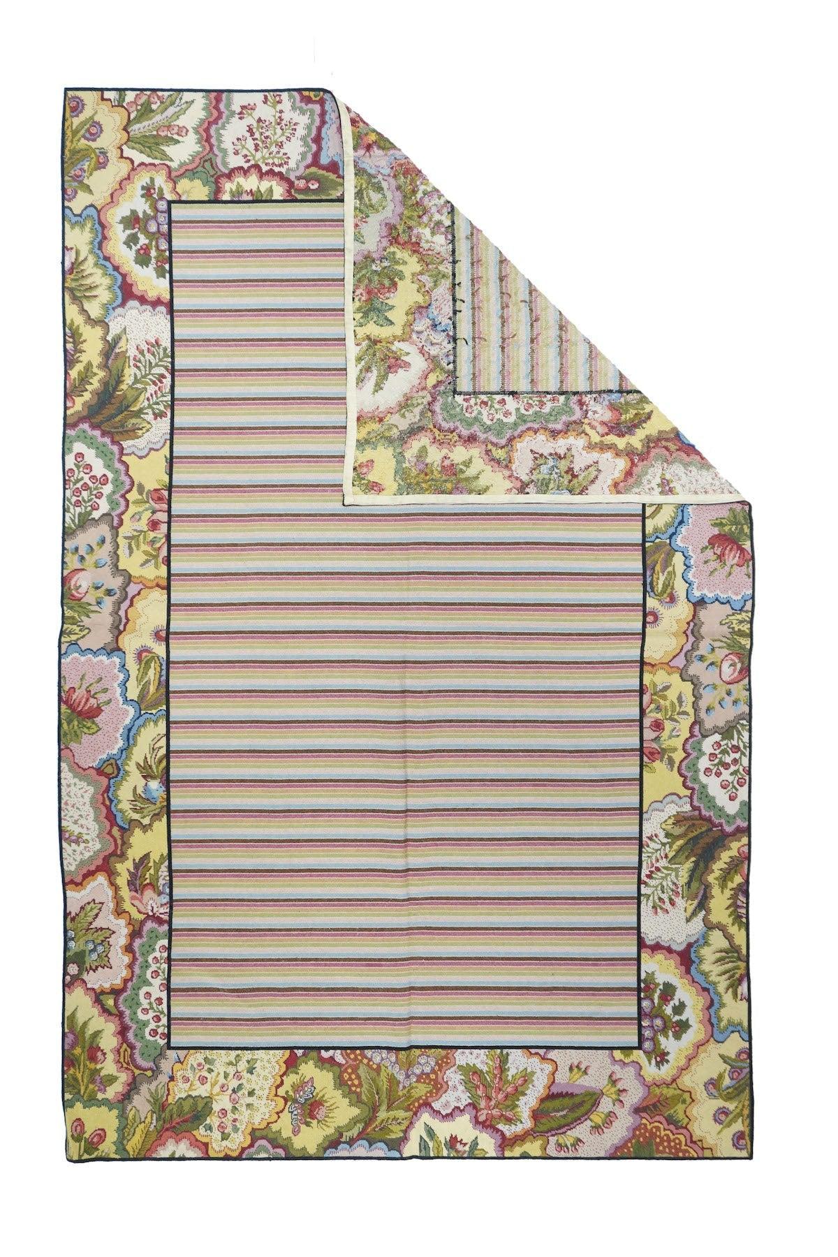 Tappeto francese Aubusson Design 5'11'' x 9'1''.  Il campo quasi nero esplode con sei grandi tondi di fiori tropicali e foglie giganti che racchiudono uccelli colorati; e due riserve più piccole che racchiudono vignette di paesaggi tropicali. Le