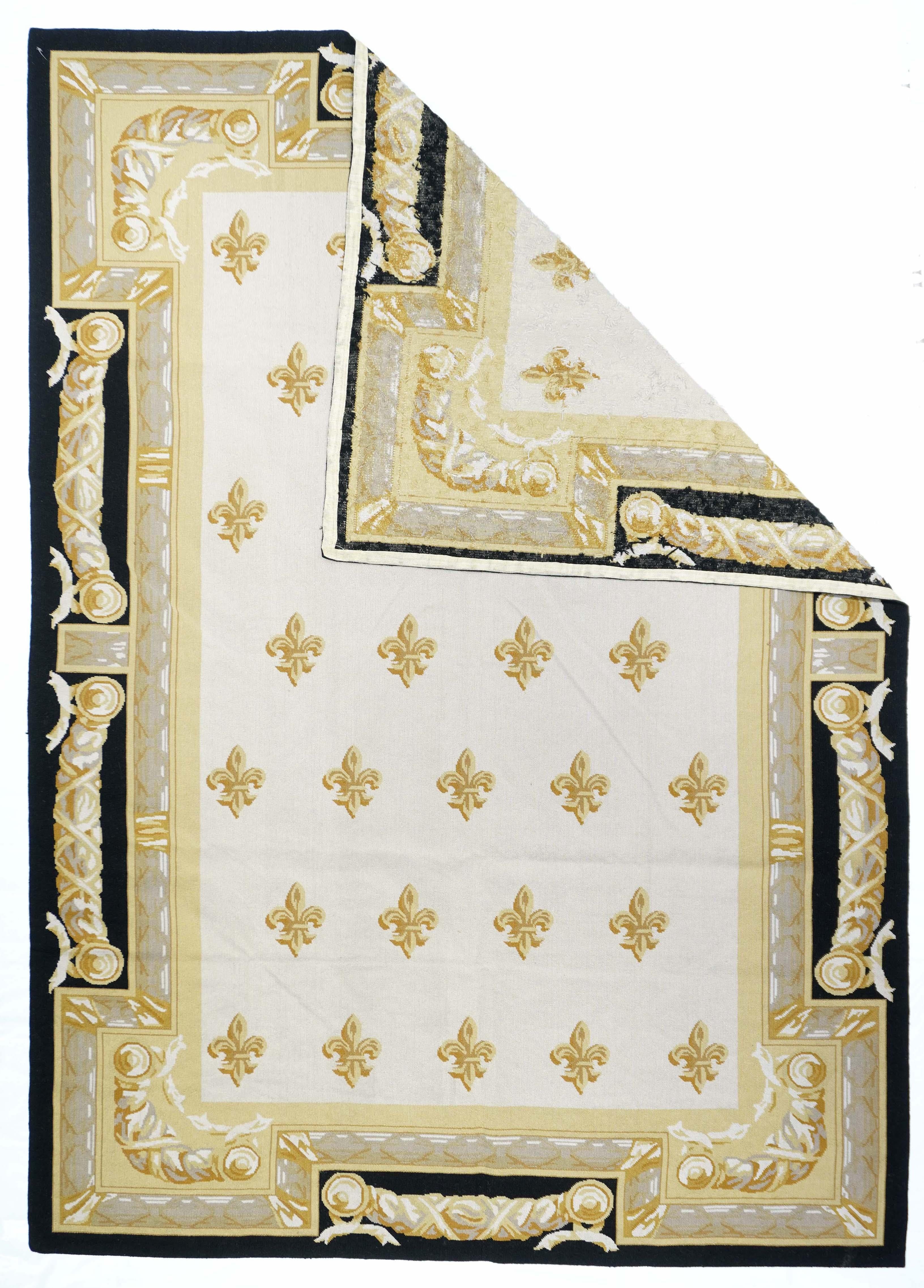 Tappeto francese Aubusson Design 6'0'' x 9'0''. Questo pezzo in lana in stile Luigi presenta un campo color crema con sette file alternate di fleurs de lys a 4 e 5 modelli. Il bordo principale nero a gradini è caratterizzato da parentesi curve
