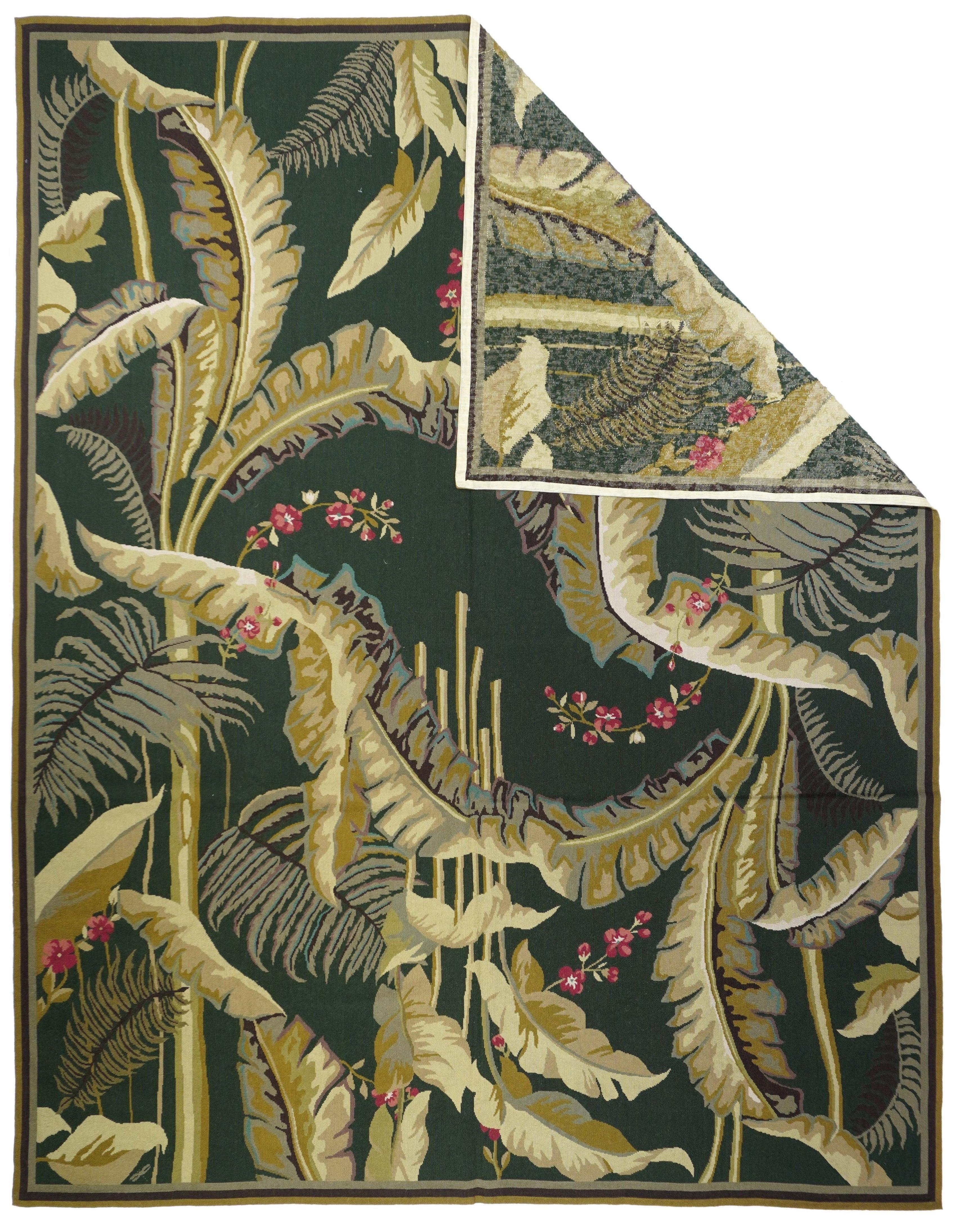 Tappeto francese Aubusson Design 7'10'' x 10'0''. Il campo quasi nero esplode con sei grandi tondi di fiori tropicali e foglie giganti che racchiudono uccelli colorati; e due riserve più piccole che racchiudono vignette di paesaggi tropicali. Le