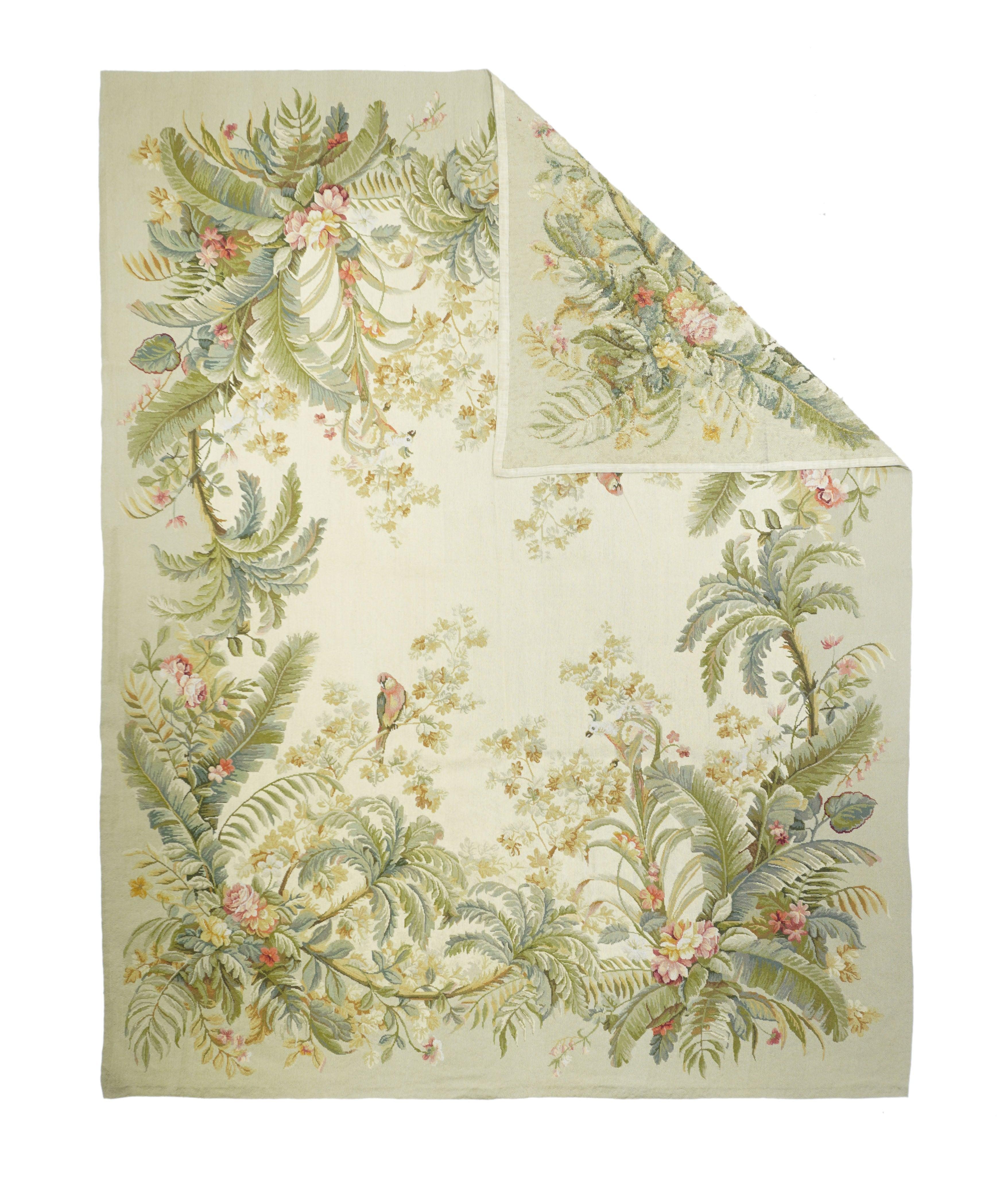 Tappeto francese design Aubusson 7'10'' x 9'10''. Il campo quasi nero esplode con sei grandi tondi di fiori tropicali e foglie giganti che racchiudono uccelli colorati; e due riserve più piccole che racchiudono vignette di paesaggi tropicali. Le