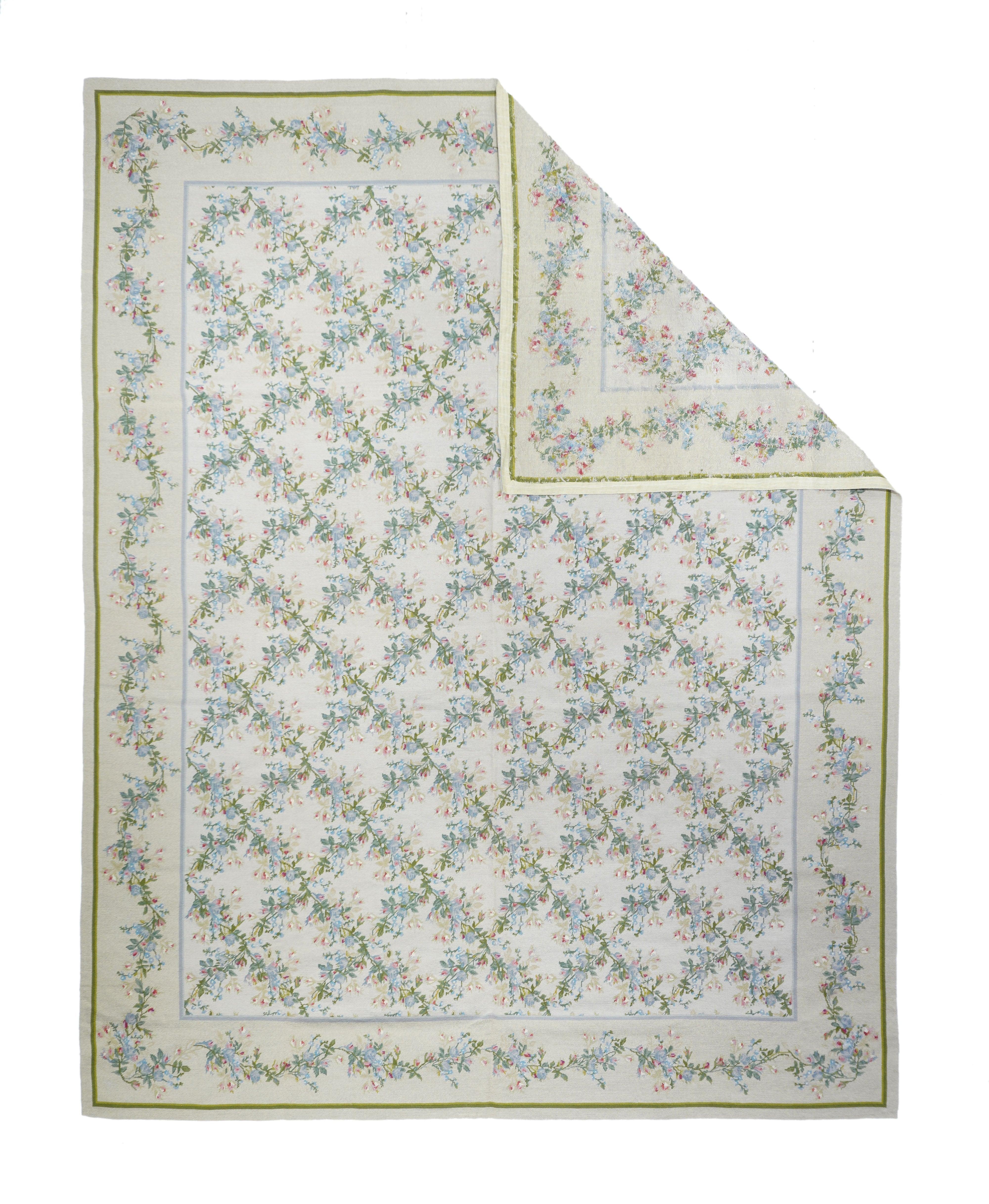 Tappeto francese Aubusson Design 7'11'' x 10'0''. Si riferisce in generale ai tappeti moderni realizzati con la tecnica dell'arazzo e ispirati ai disegni Aubusson francesi del XVIII secolo e successivi.  Geometrico o semi-floreale. Sparse per le