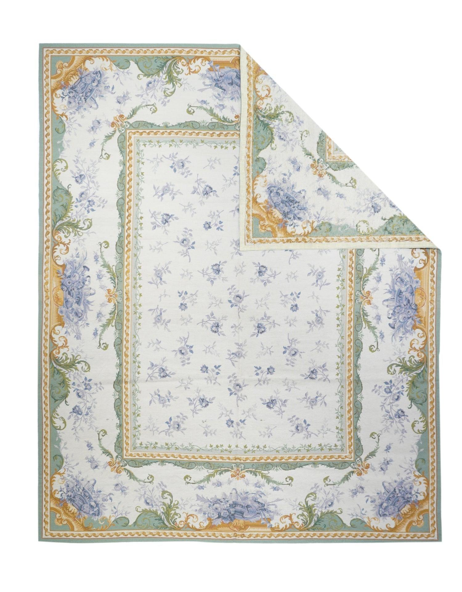 Tappeto francese design Aubusson 7'11'' x 9'11''. Il campo quasi nero esplode con sei grandi tondi di fiori tropicali e foglie giganti che racchiudono uccelli colorati; e due riserve più piccole che racchiudono vignette di paesaggi tropicali. Le