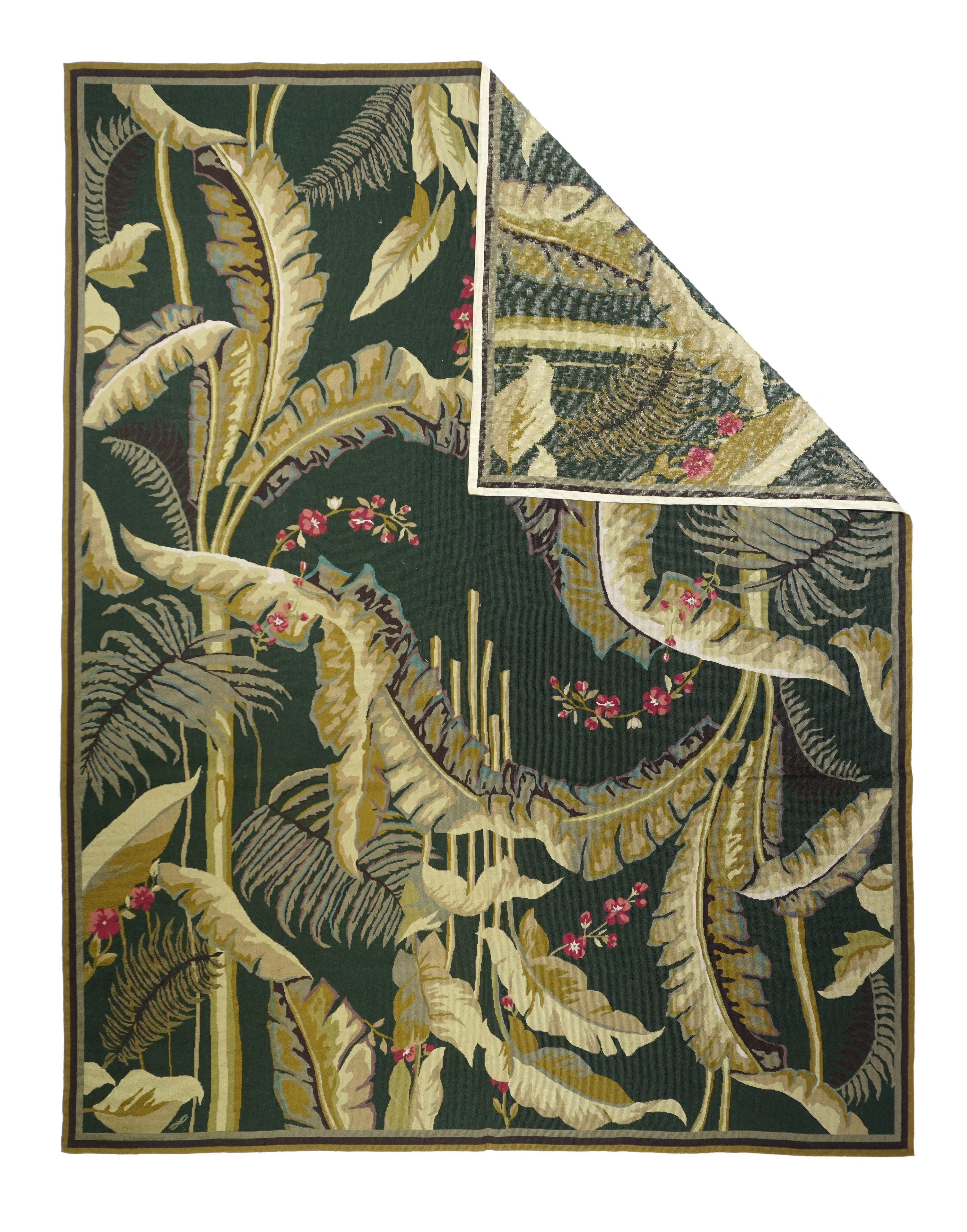Tappeto francese con design Aubusson  8' x 10'. Di solito sono inglesi o francesi, spesso con disegni ripetuti allover eseguiti con punti incrociati di lana. I tappeti più grandi sono produzioni di laboratorio, quelli più piccoli hanno un unico