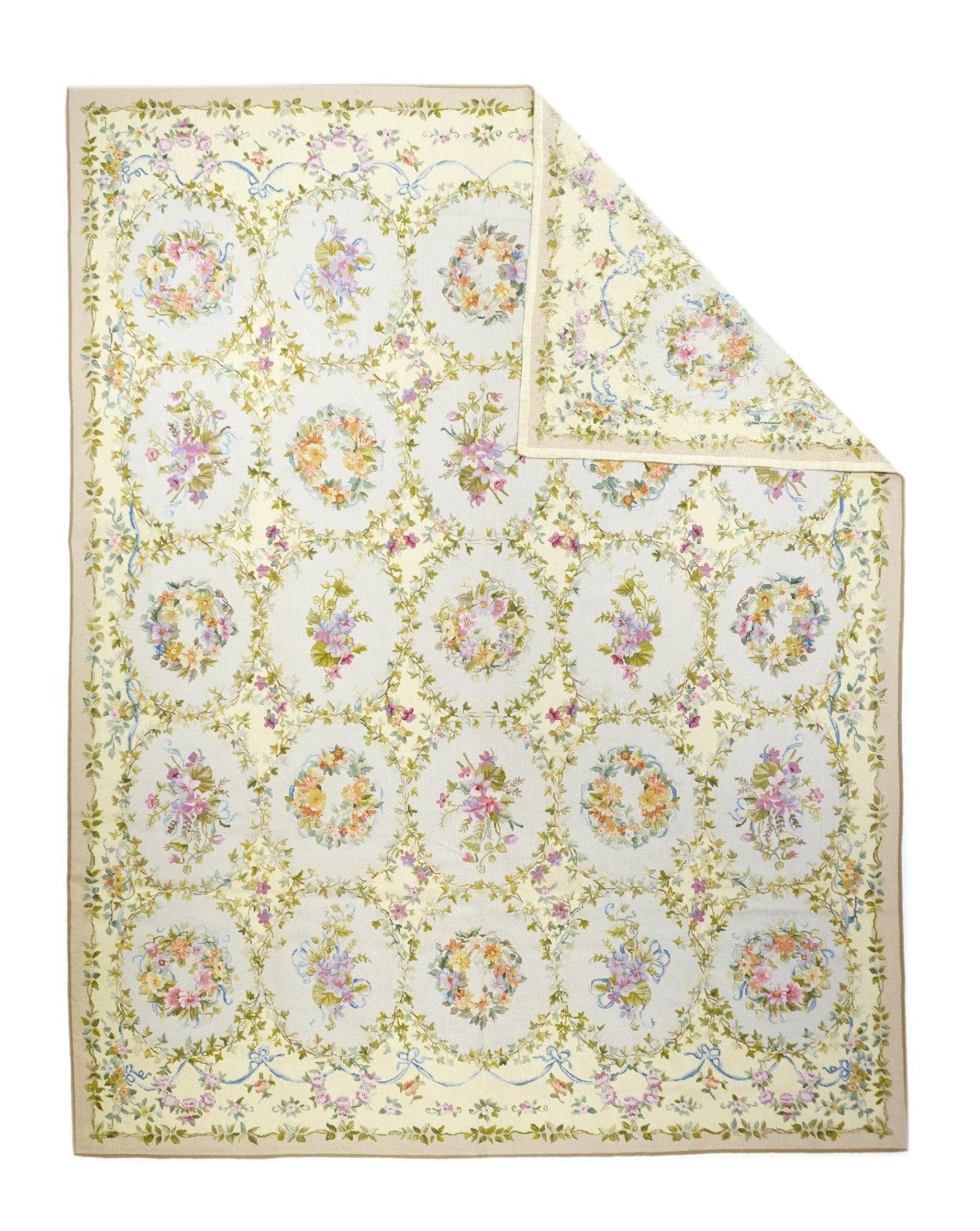 Tappeto design francese Aubusson 8' x 10'. Di solito sono inglesi o francesi, spesso con disegni ripetuti allover eseguiti con punti incrociati di lana. I tappeti più grandi sono produzioni di laboratorio, quelli più piccoli hanno un unico autore