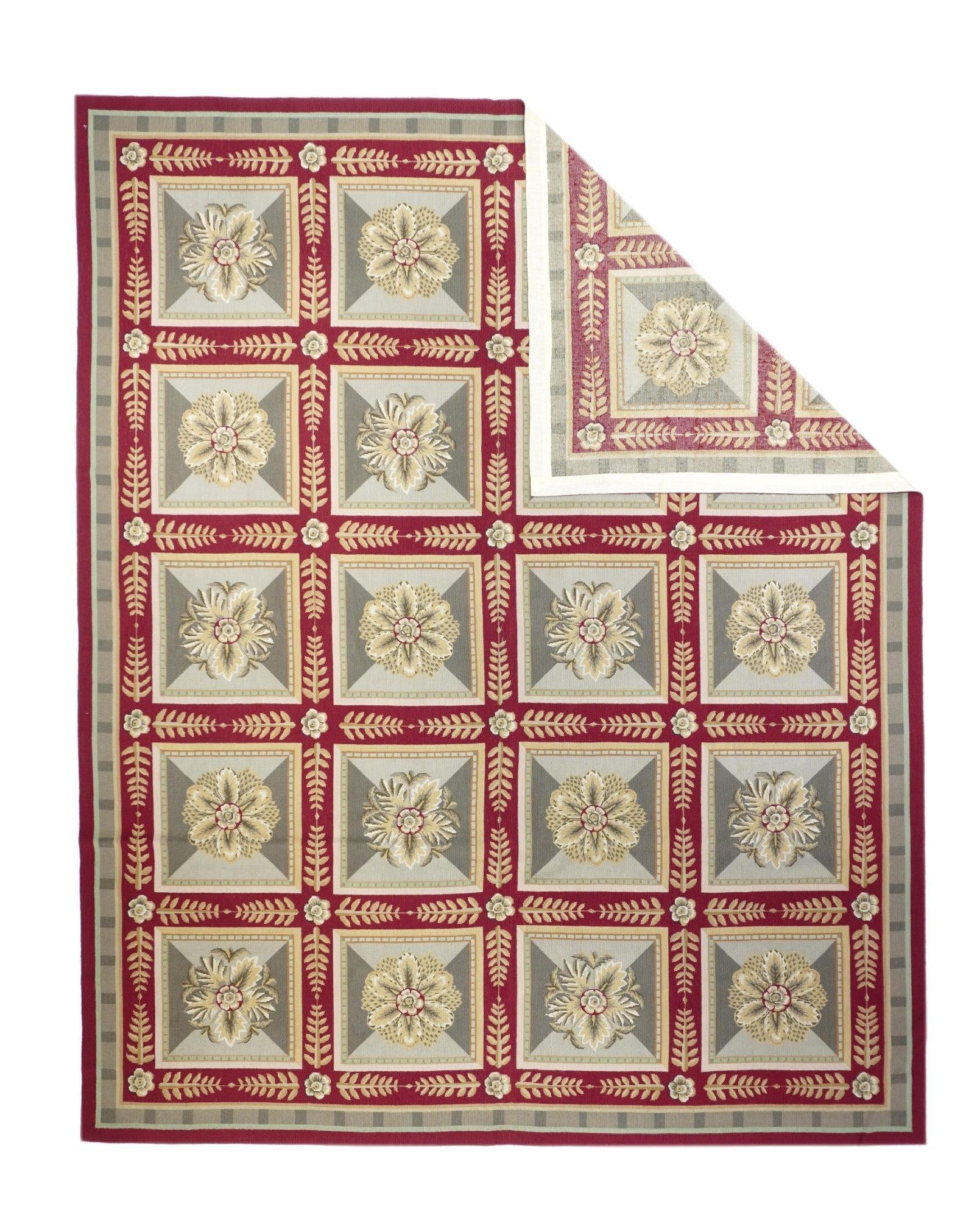 Tappeto design francese Aubusson 8' x 10'. Di solito sono inglesi o francesi, spesso con disegni ripetuti allover eseguiti con punti incrociati di lana. I tappeti più grandi sono produzioni di laboratorio, quelli più piccoli hanno un unico autore