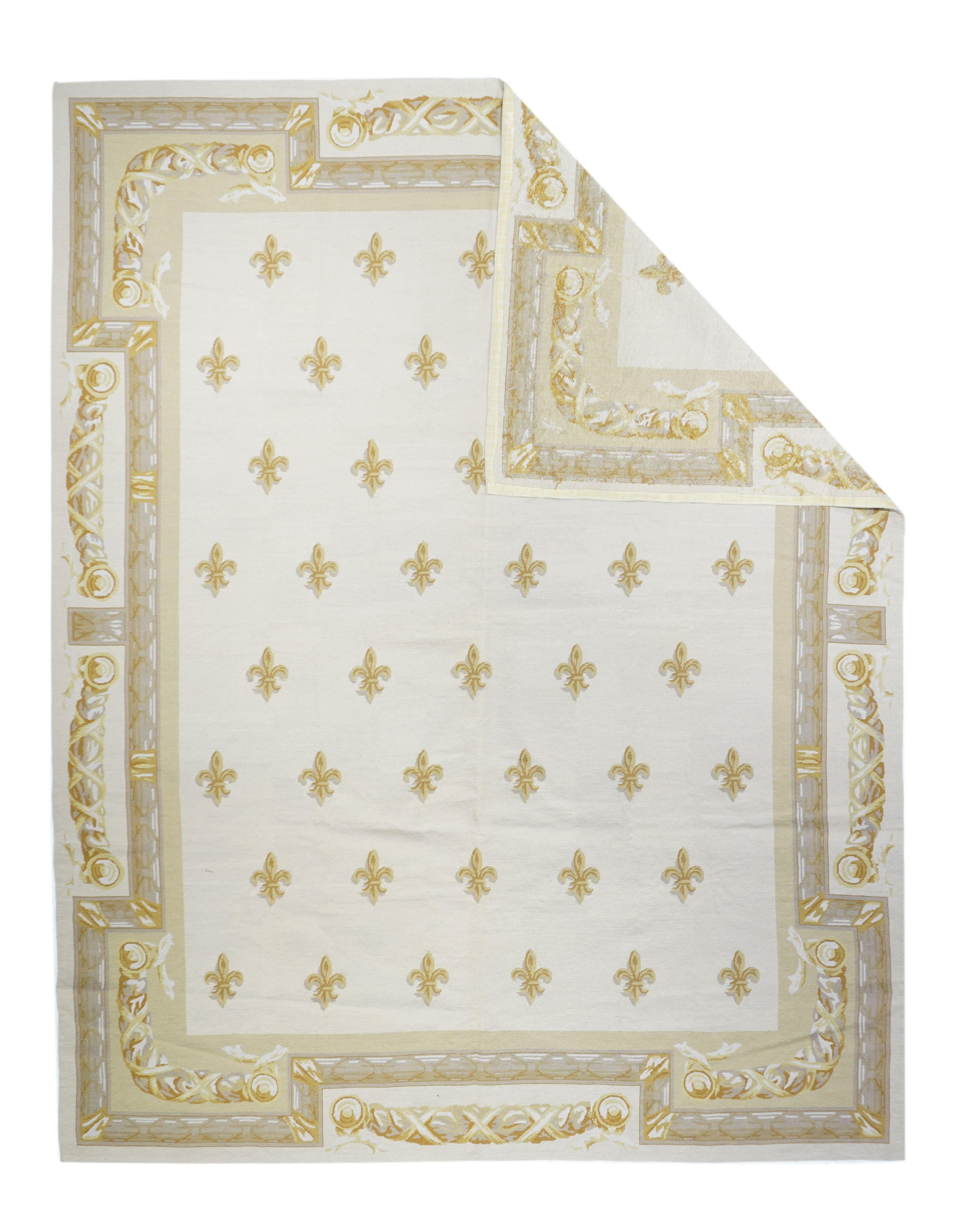 Tappeto design francese Aubusson 8' x 10'. Si riferisce in generale ai tappeti moderni realizzati con la tecnica dell'arazzo e ispirati ai disegni Aubusson francesi del XVIII secolo e successivi.  Geometrico o semi-floreale. Sparse per le dimensioni