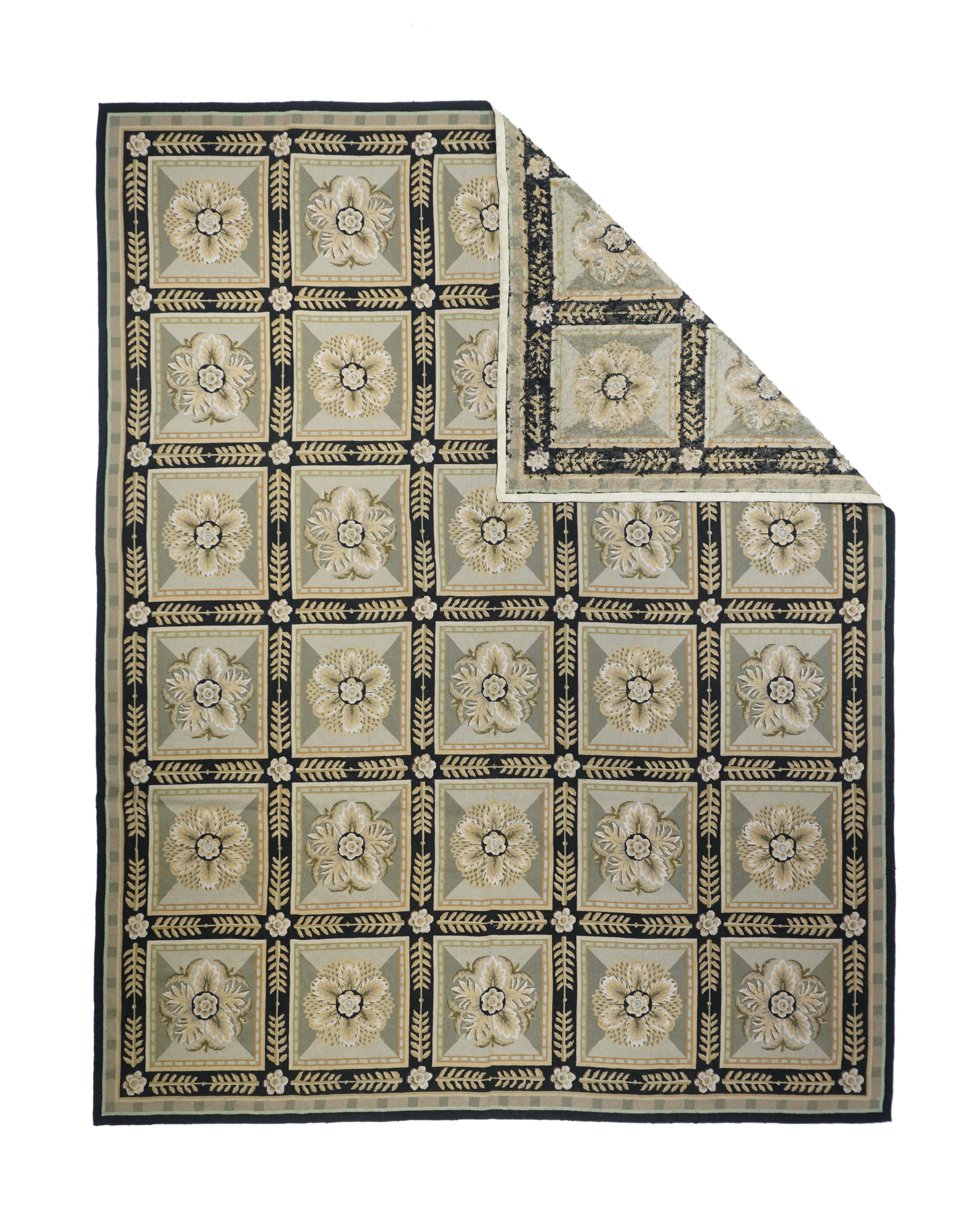 Tappeto design francese Aubusson 8' x 10'.  Si riferisce in generale ai tappeti moderni realizzati con la tecnica dell'arazzo e ispirati ai disegni Aubusson francesi del XVIII secolo e successivi.  Geometrico o semi-floreale. Sparse per le