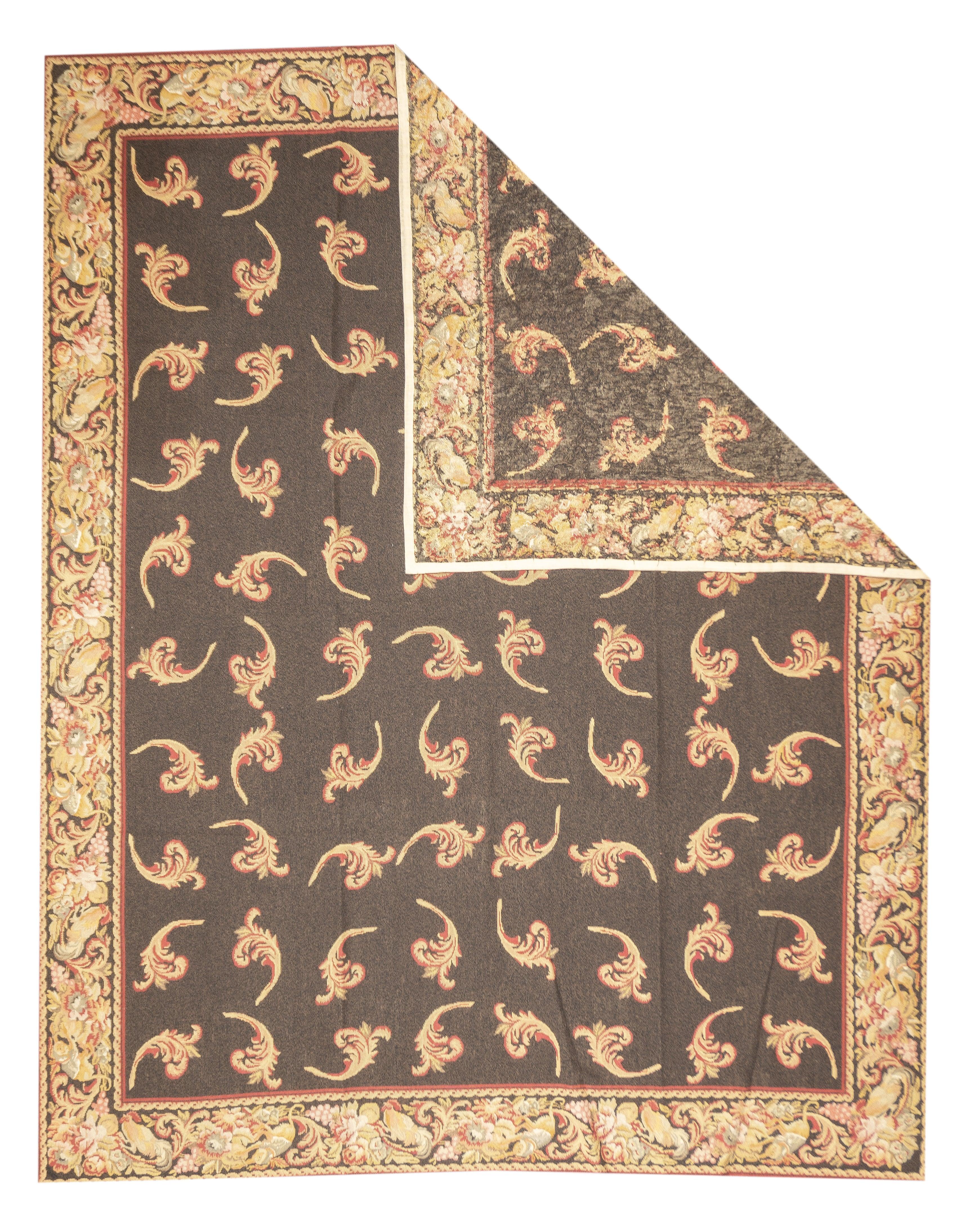 Tapis à motif Aubusson 8' x 10'. Généralement anglais ou français, souvent avec des motifs répétitifs allover exécutés avec des points de croix en laine. Les grands tapis sont produits en atelier, tandis que les petites pièces sont réalisées par un