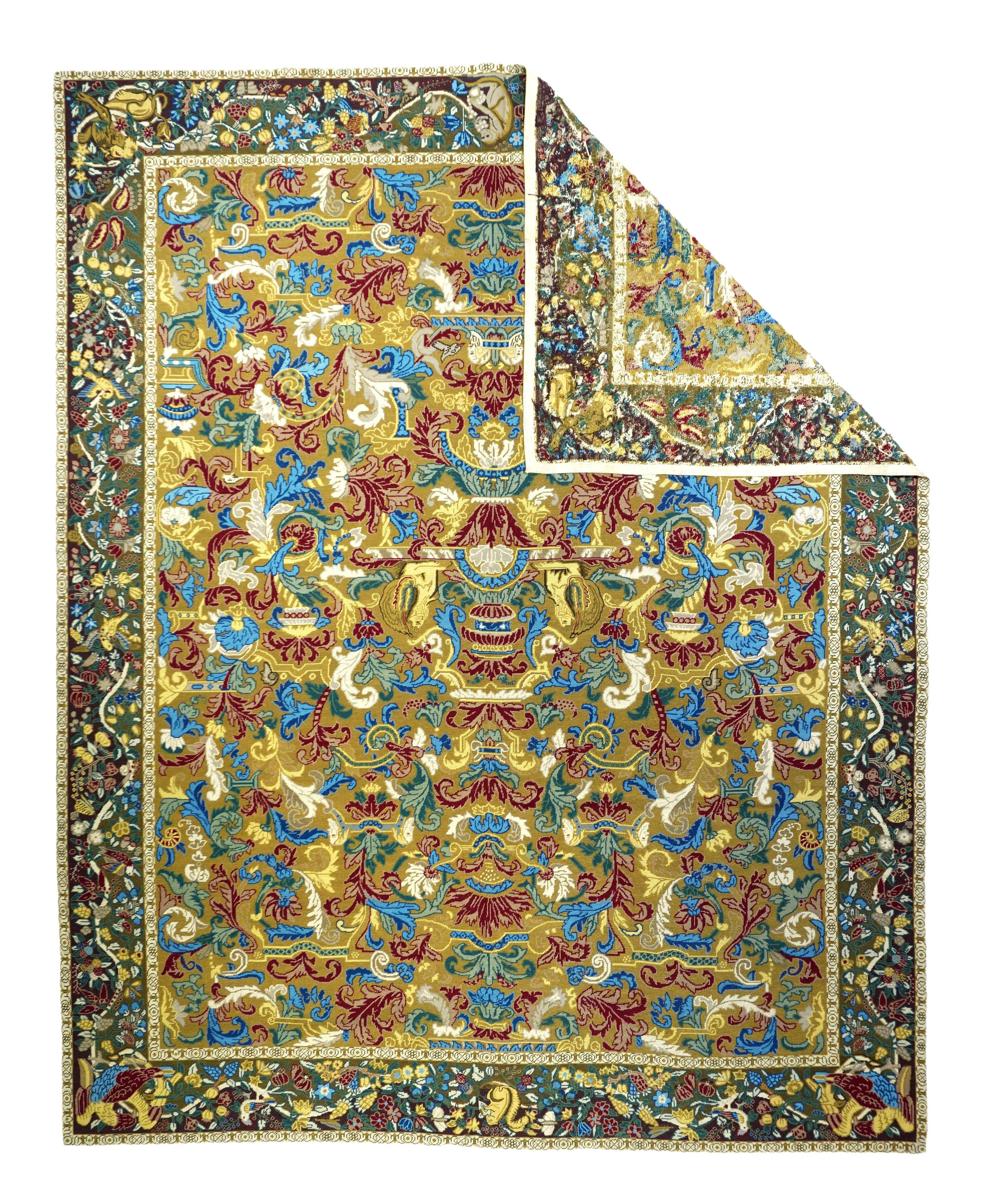 Tappeto design francese Aubusson 8' x 10'. Di solito sono inglesi o francesi, spesso con disegni ripetuti allover eseguiti con punti incrociati di lana. I tappeti più grandi sono produzioni di laboratorio, quelli più piccoli hanno un unico autore