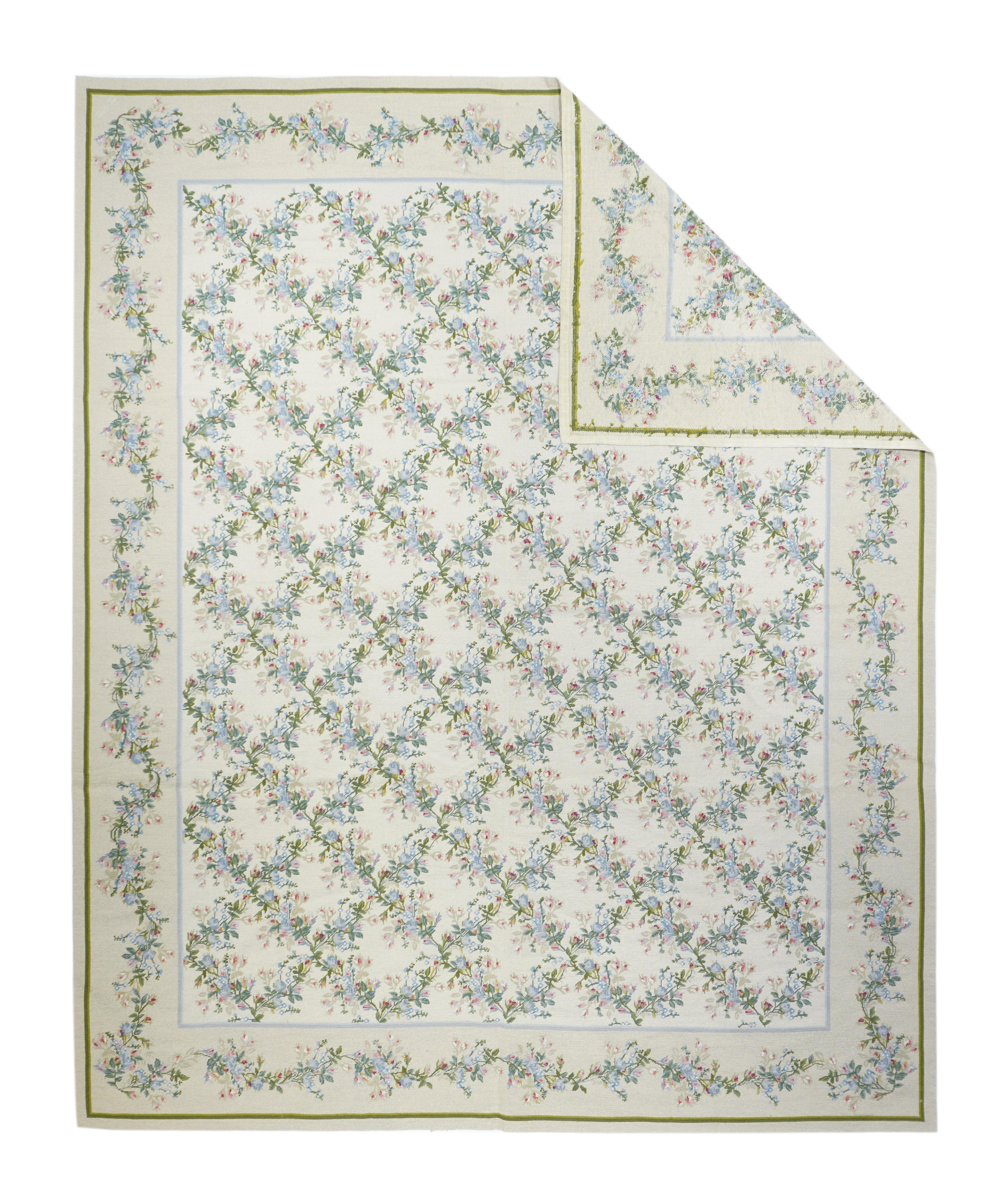 Tappeto francese Aubusson Design 8'0'' x 10'0''. Di solito sono inglesi o francesi, spesso con disegni ripetuti allover eseguiti con punti incrociati di lana. I tappeti più grandi sono produzioni di laboratorio, quelli più piccoli hanno un unico