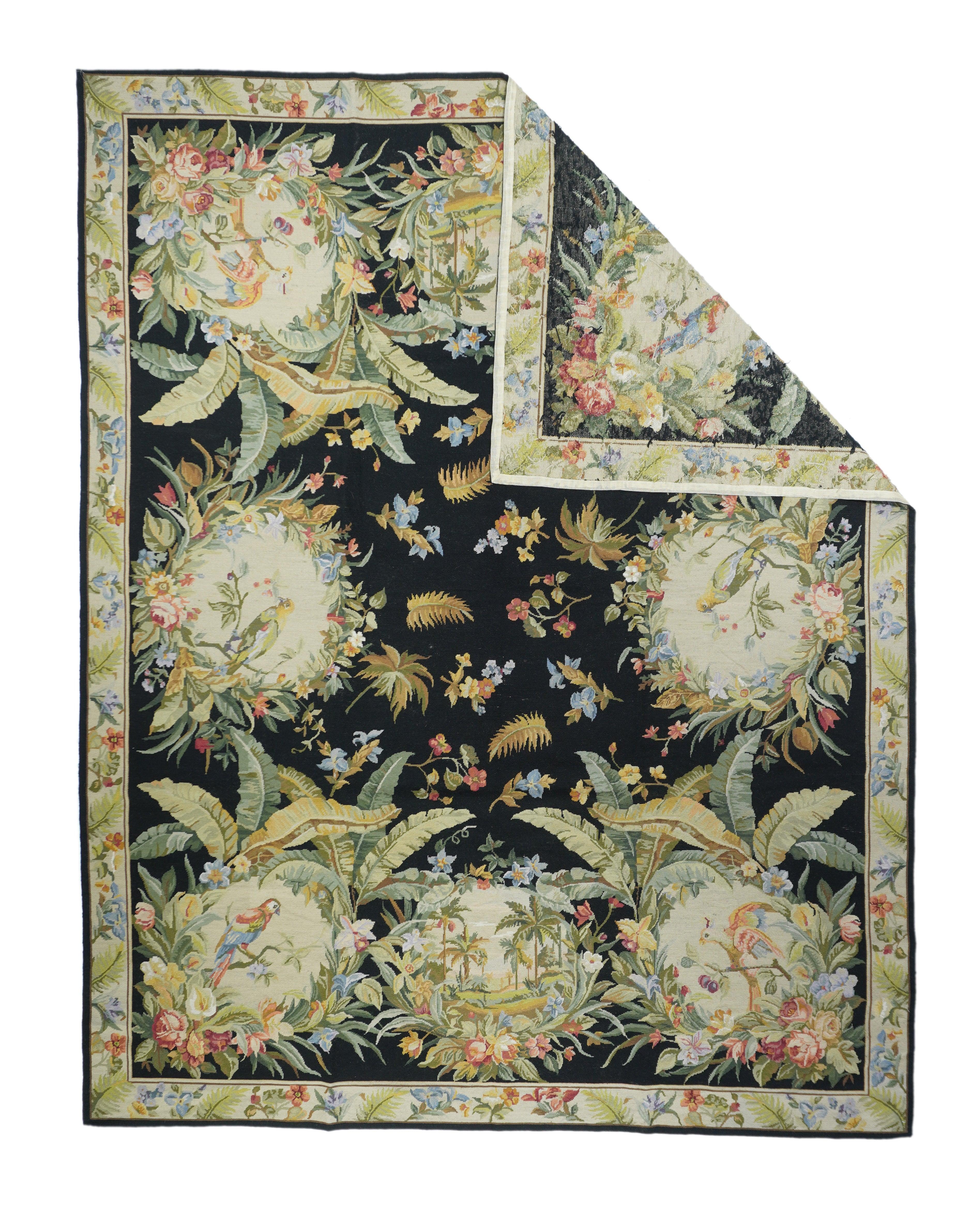 Tappeto francese Aubusson Design 8'0'' x 10'0''. Questo classico Kellegi (tappeto lungo) del villaggio di Greene & Greene, con il suo caratteristico campo rosso-rioso, presenta un motivo a tutto campo con spruzzi floreali, una rosetta centrale e due