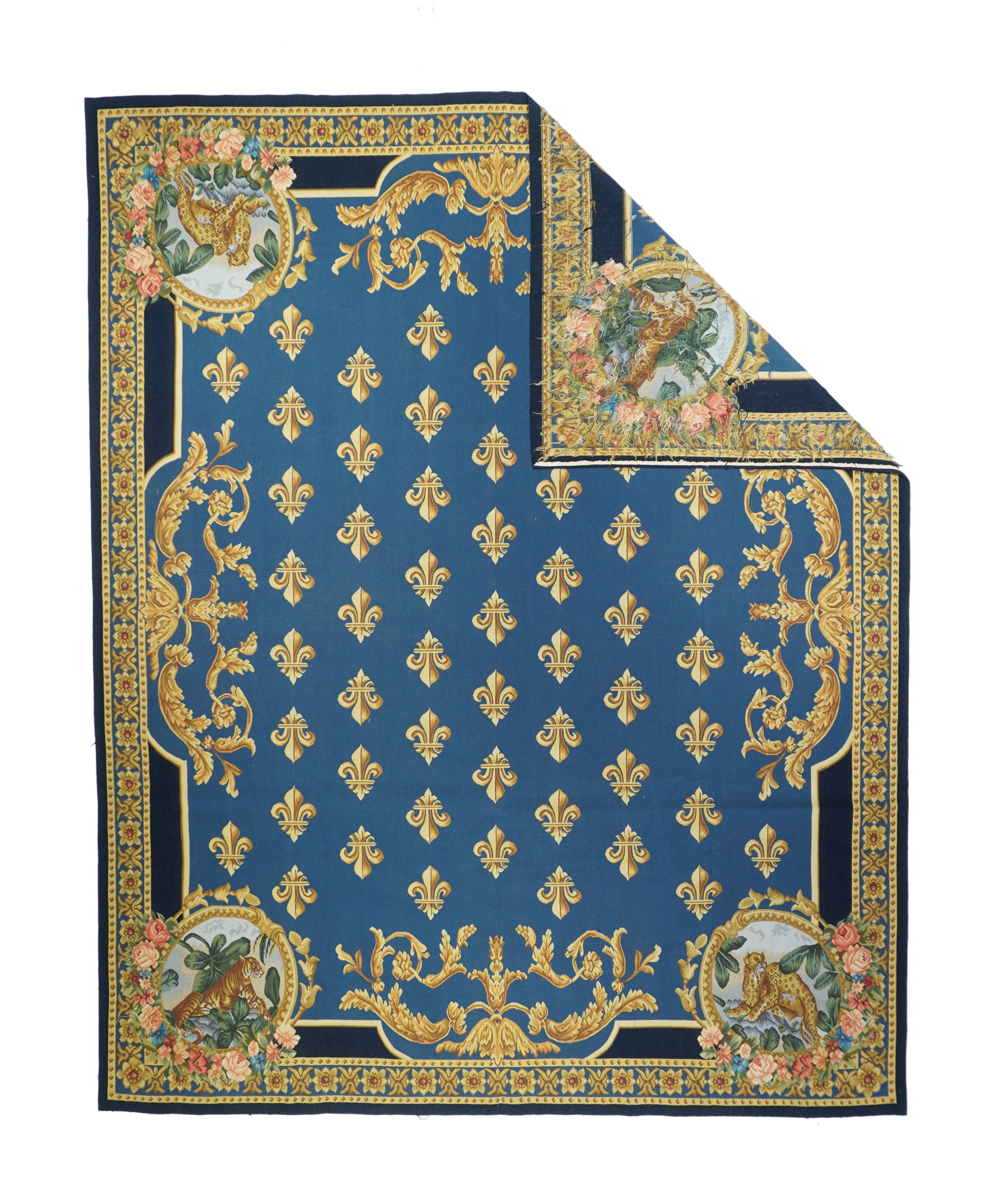 Tappeto francese Aubusson Design 8'1'' x 10'2''. Il campo quasi nero esplode con sei grandi tondi di fiori tropicali e foglie giganti che racchiudono uccelli colorati; e due riserve più piccole che racchiudono vignette di paesaggi tropicali. Le