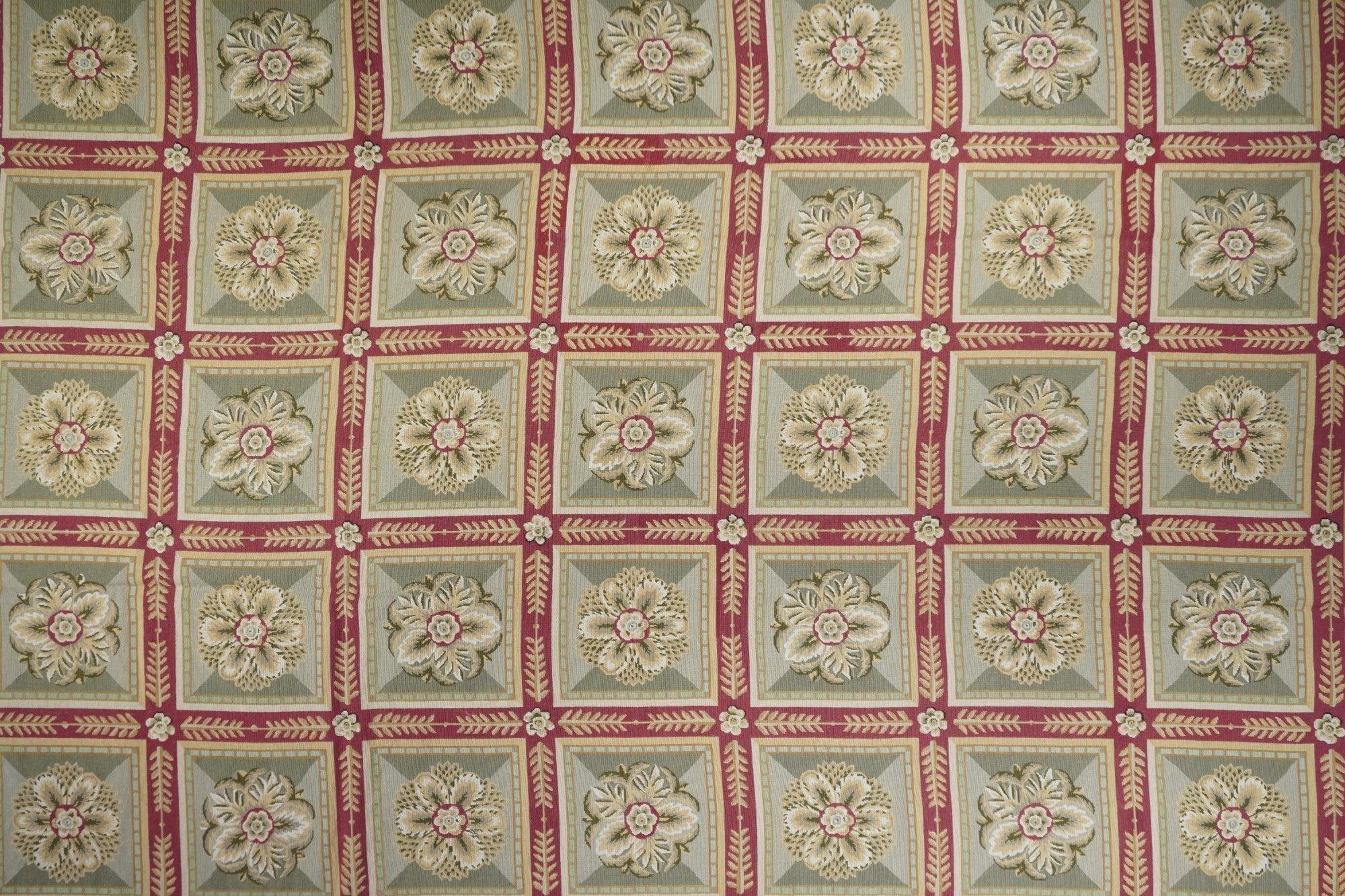 Tappeto design francese Aubusson 9' x 12'. Di solito sono inglesi o francesi, spesso con disegni ripetuti allover eseguiti con punti incrociati di lana. I tappeti più grandi sono produzioni di laboratorio, quelli più piccoli hanno un unico autore
