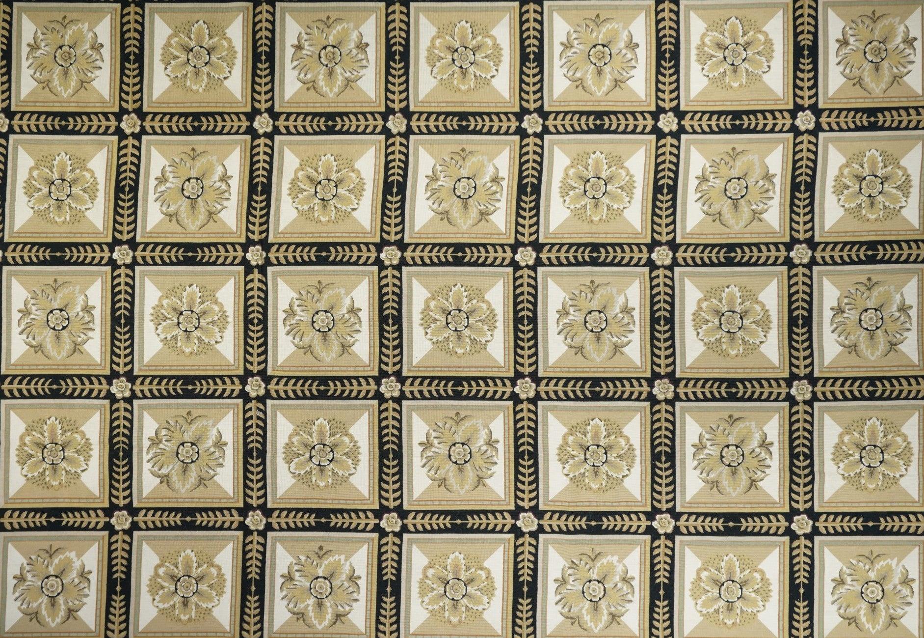 Tappeto design francese Aubusson 9' x 12'. Di solito sono inglesi o francesi, spesso con disegni ripetuti allover eseguiti con punti incrociati di lana. I tappeti più grandi sono produzioni di laboratorio, quelli più piccoli hanno un unico autore