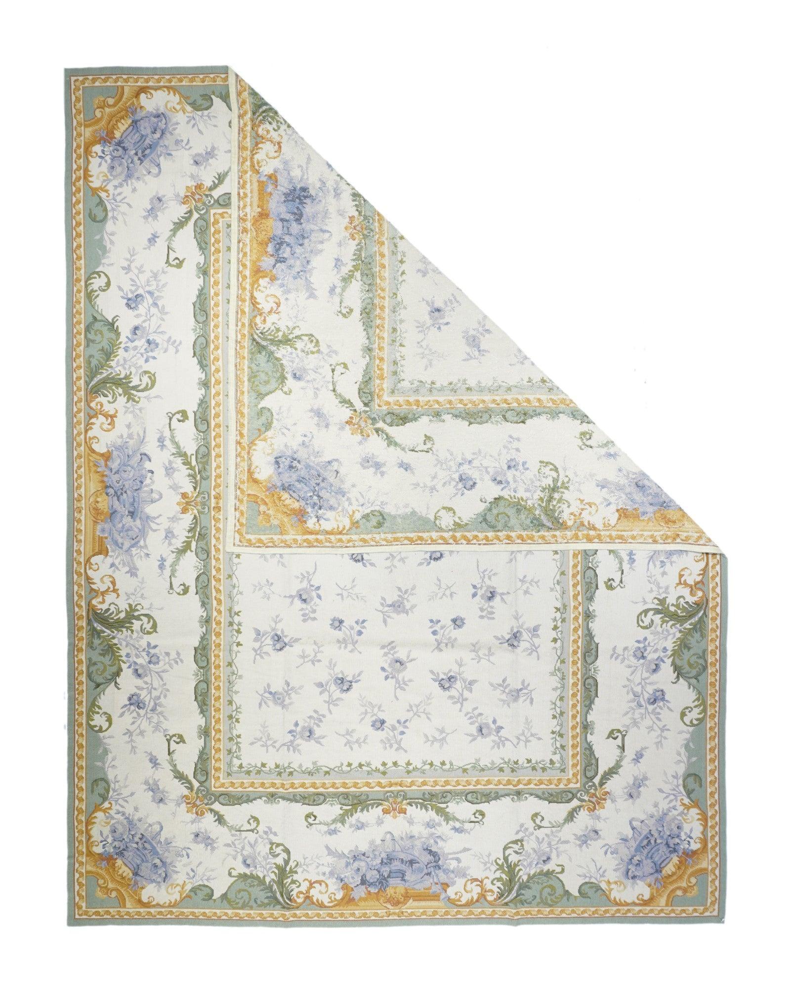 Tappeto design francese Aubusson 9' x 12'. Di solito sono inglesi o francesi, spesso con disegni ripetuti allover eseguiti con punti incrociati di lana. I tappeti più grandi sono produzioni di laboratorio, quelli più piccoli hanno un unico autore