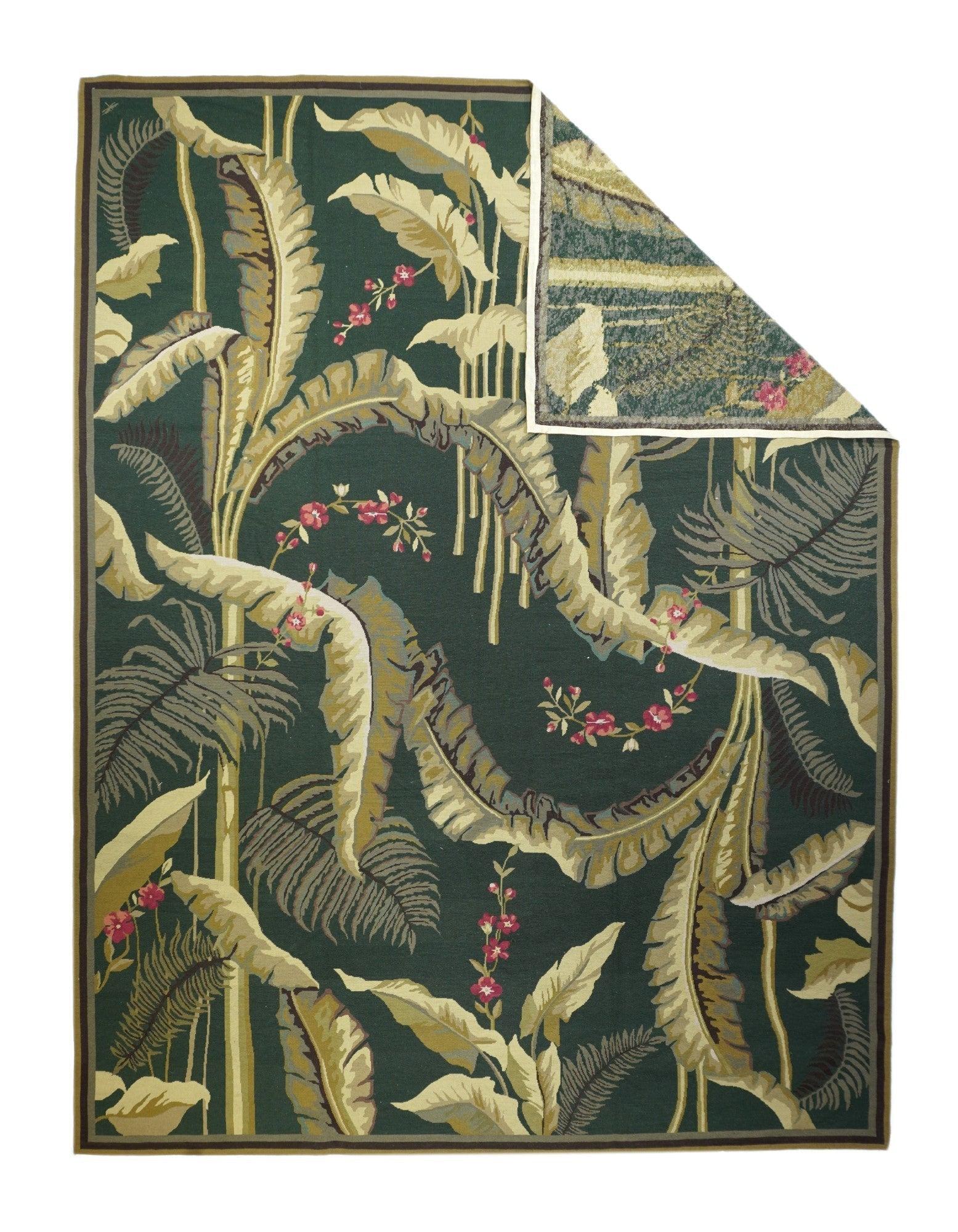 Tappeto design francese Aubusson 9' x 12'. Di solito sono inglesi o francesi, spesso con disegni ripetuti allover eseguiti con punti incrociati di lana. I tappeti più grandi sono produzioni di laboratorio, quelli più piccoli hanno un unico autore