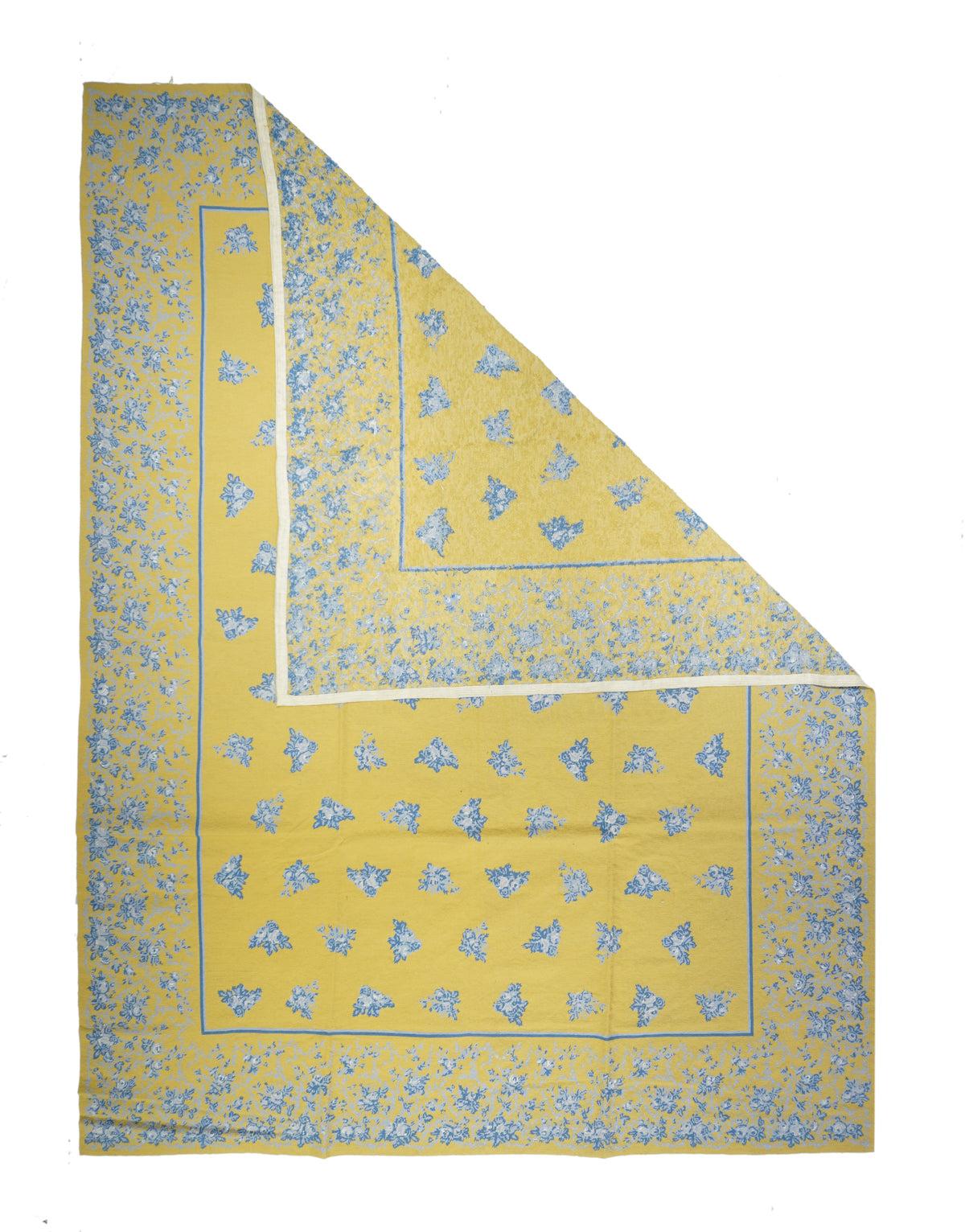 Tappeto design francese Aubusson 9' x 12'. Il campo quasi nero esplode con sei grandi tondi di fiori tropicali e foglie giganti che racchiudono uccelli colorati; e due riserve più piccole che racchiudono vignette di paesaggi tropicali. Le palme