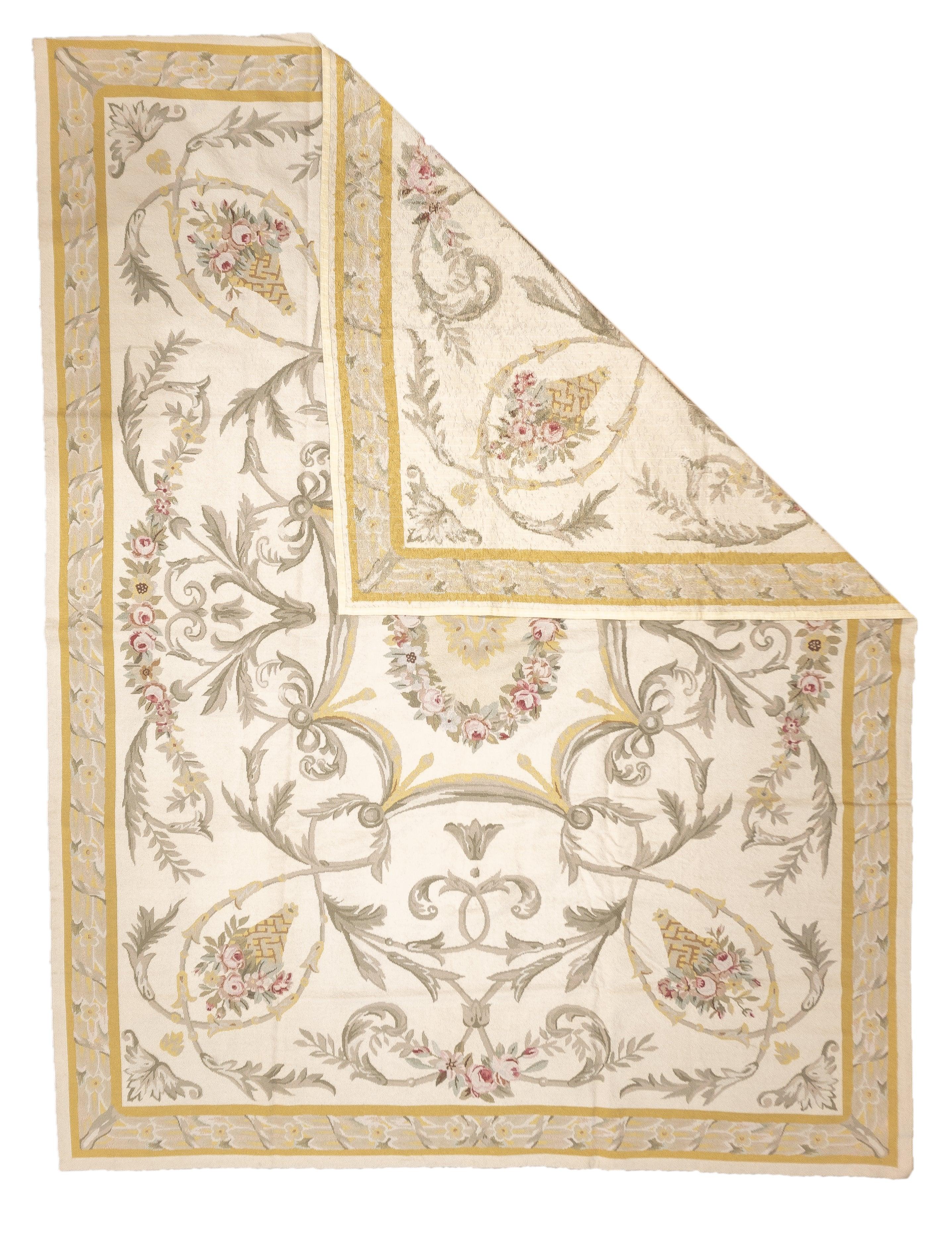 Tappeto design francese Aubusson 9' x 12'. Di solito sono inglesi o francesi, spesso con disegni ripetuti allover eseguiti con punti incrociati di lana. I tappeti più grandi sono produzioni di laboratorio, quelli più piccoli hanno un unico autore