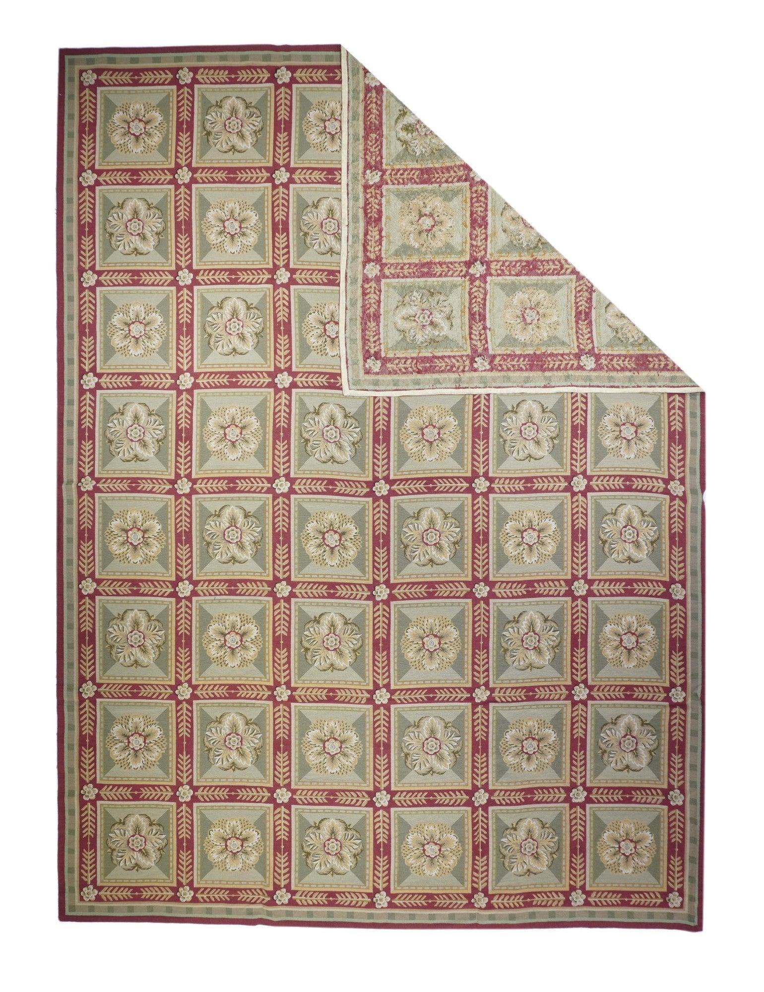 Tappeto francese Aubusson Design 9'11'' x 13'11''. Di solito sono inglesi o francesi, spesso con disegni ripetuti allover eseguiti con punti incrociati di lana. I tappeti più grandi sono produzioni di laboratorio, quelli più piccoli hanno un unico