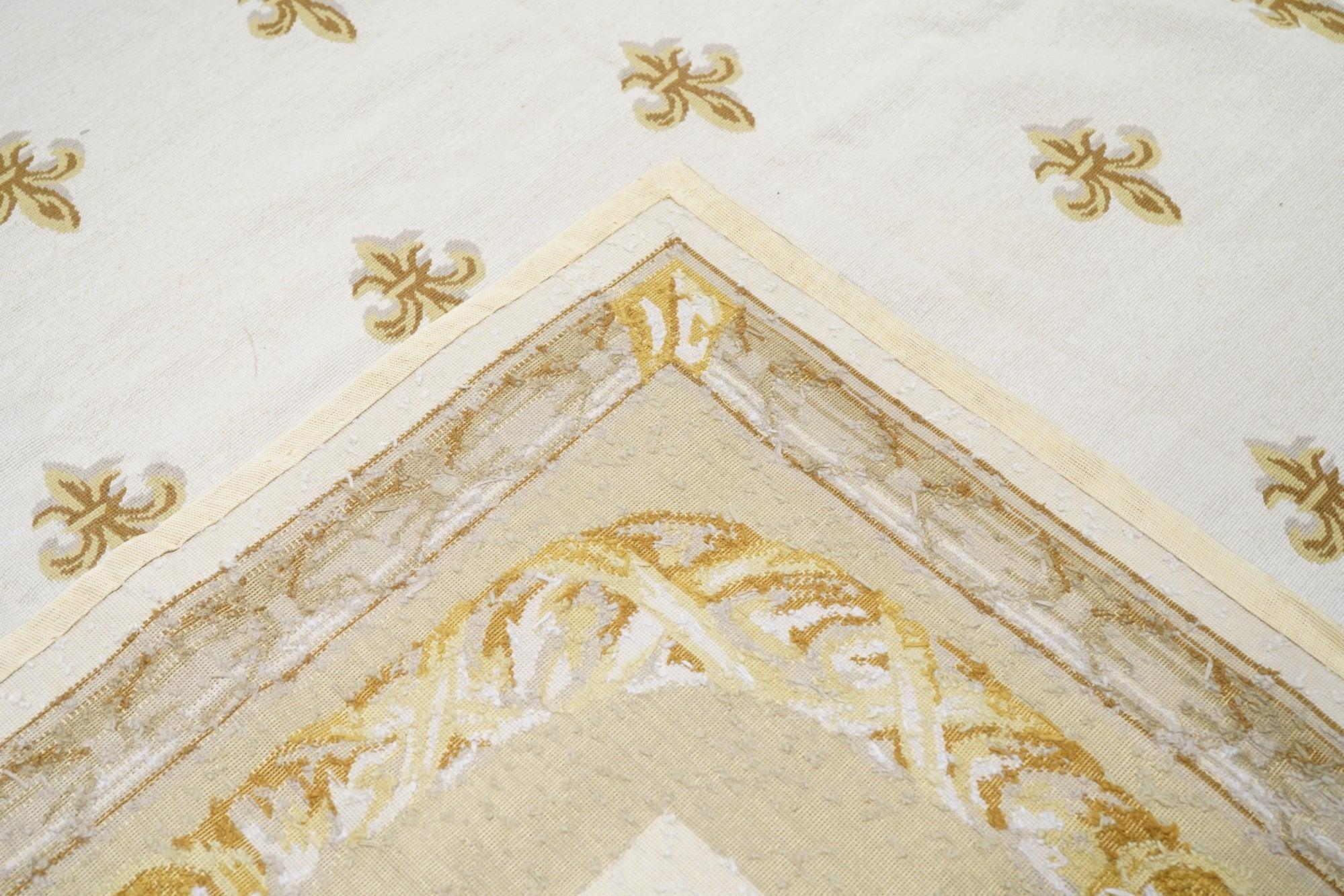 French Aubusson Design Rug 9'11'' x 13'9'' For Sale 7
