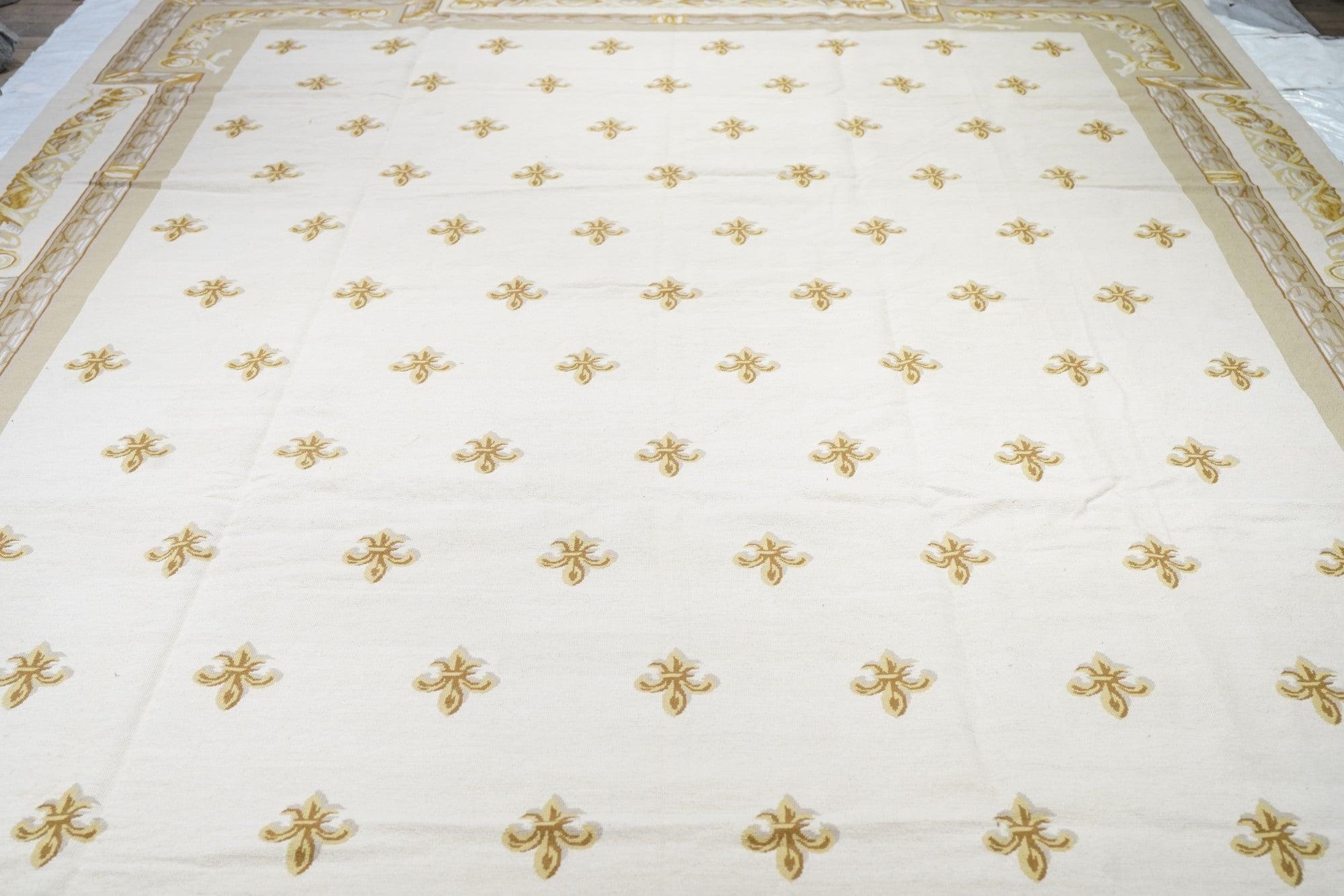 French Aubusson Design Rug 9'11'' x 13'9'' For Sale 3