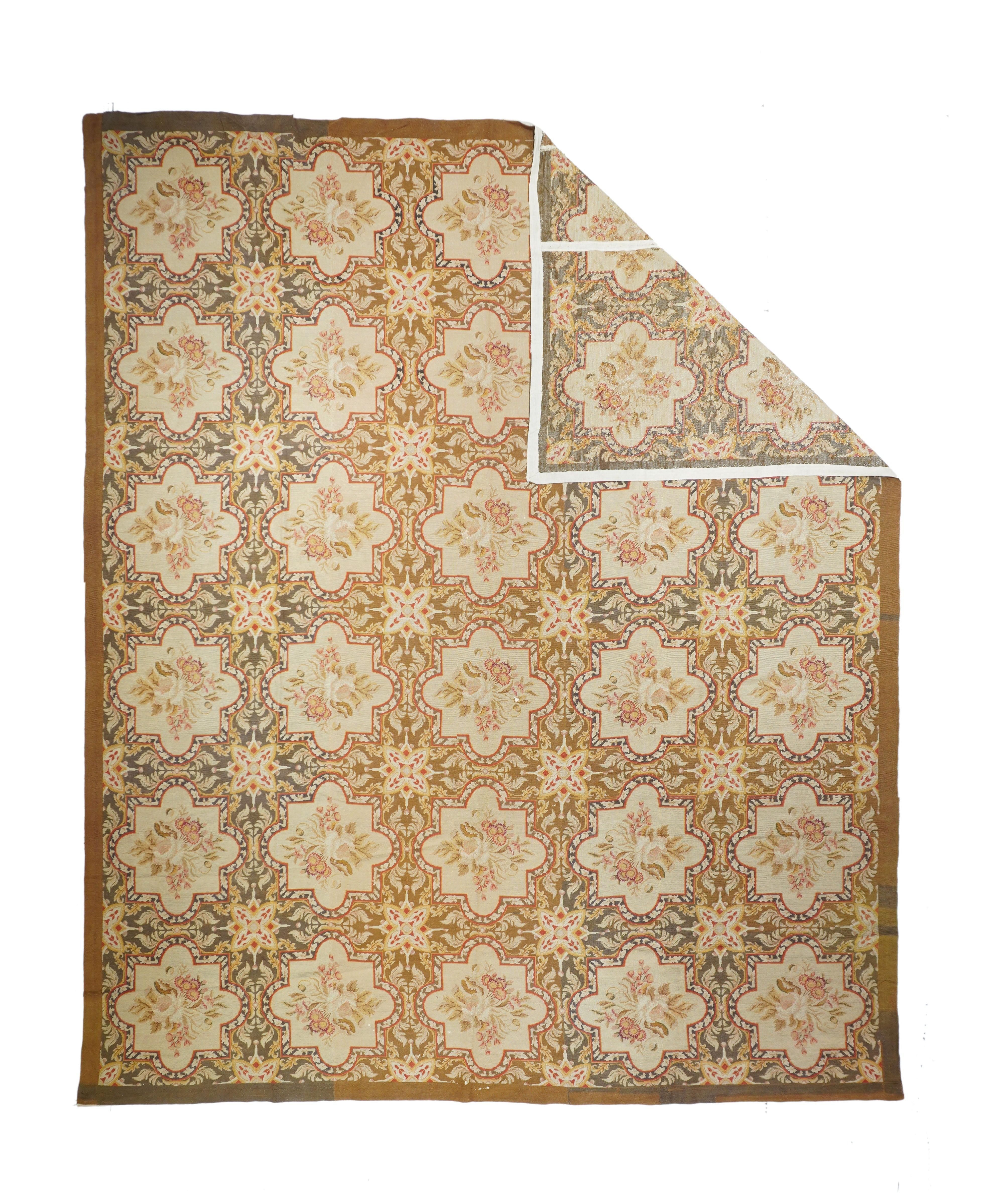 Tappeto francese Aubusson Design 9'9'' x 11'11''. Sembra vittoriano/secondo impero, ma in realtà è recente. Il campo rosso è dominato da una serie di ottogrammi di paglia di 4 metri per 6, con centri di bouquet di rose. In mezzo ci sono degli