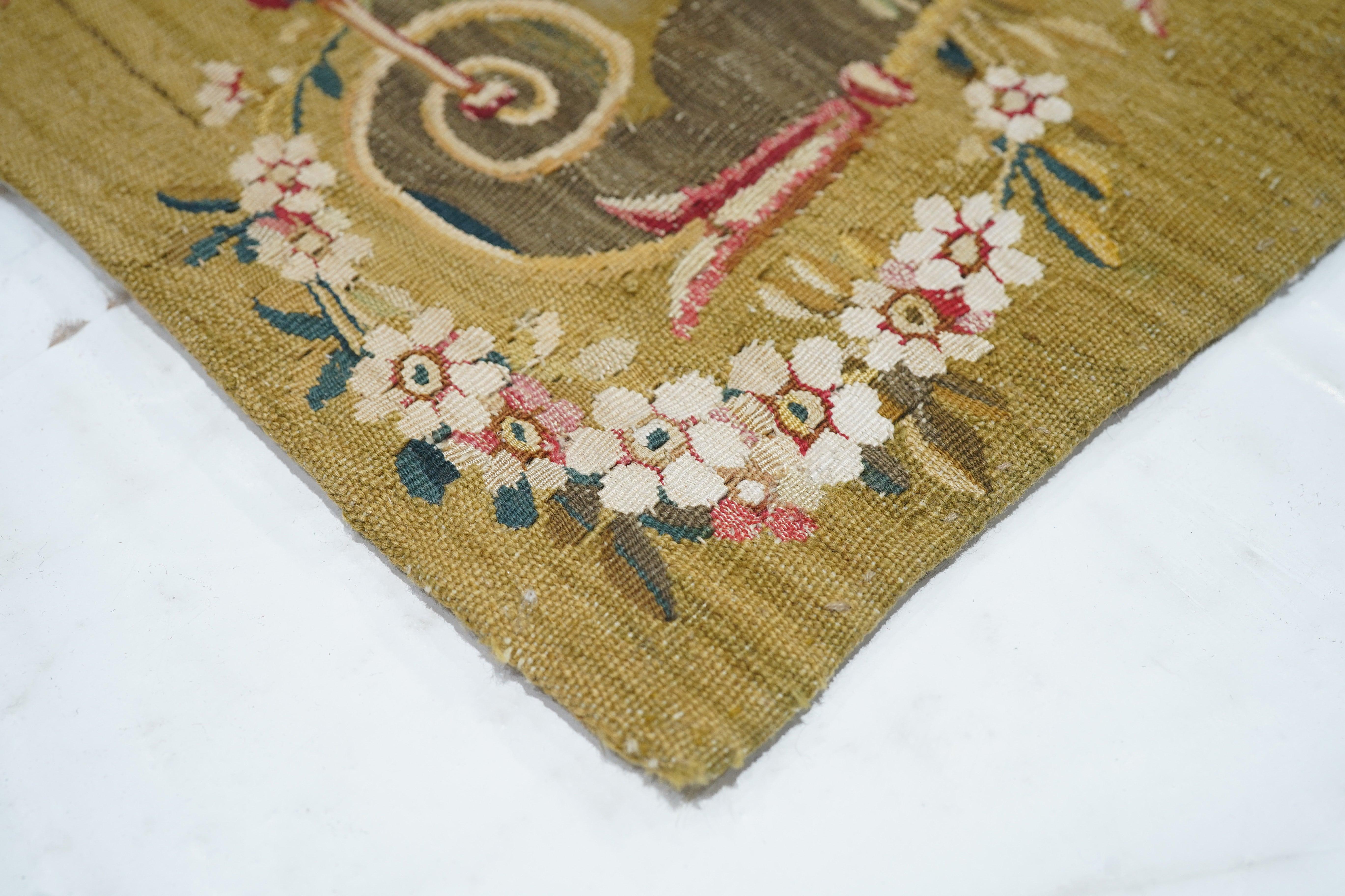 French Aubusson Design Tapestry Rug In Excellent Condition For Sale In New York, NY