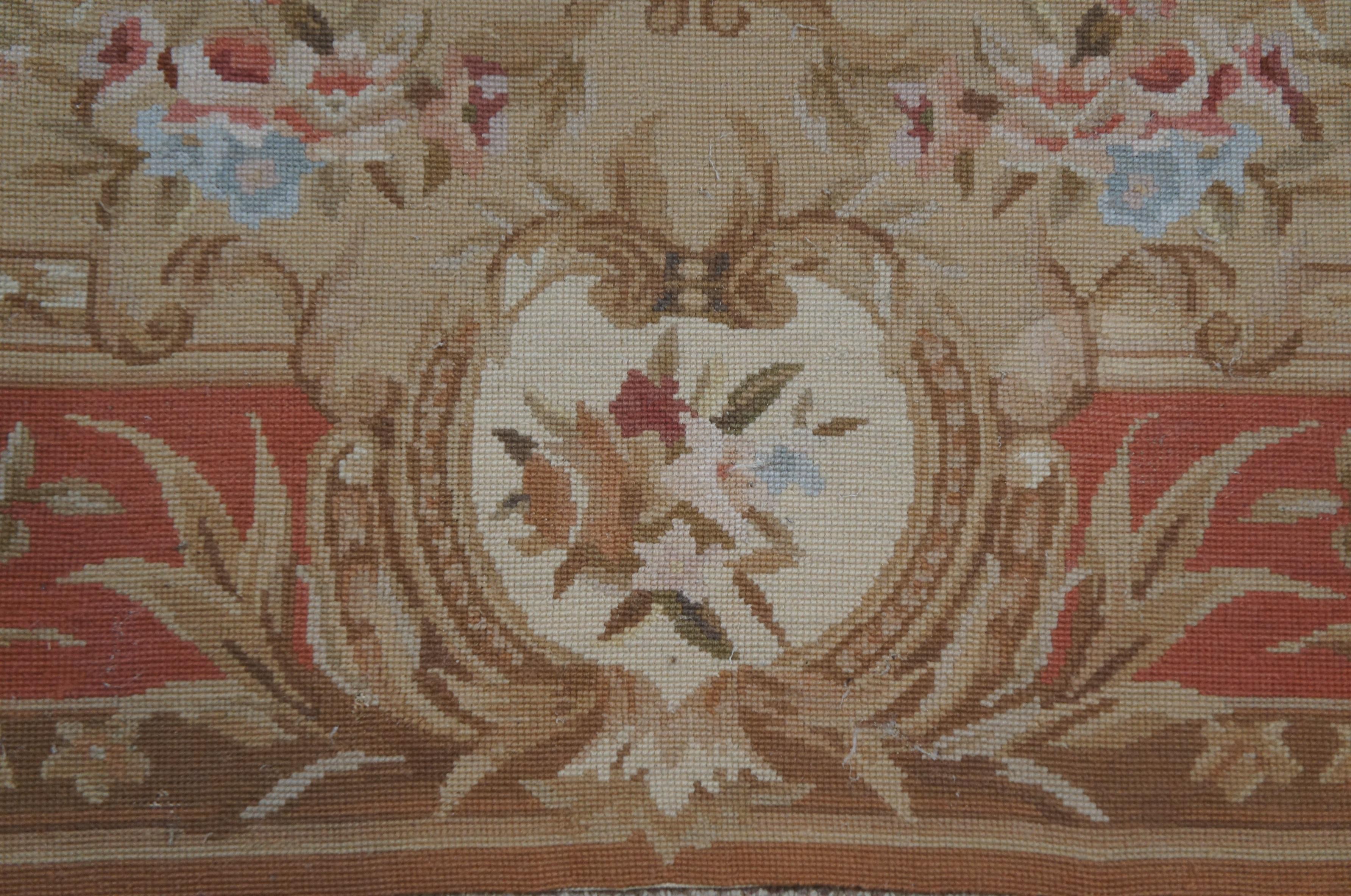 Französischer Aubusson-Teppich mit geblümtem Medaillon und Gobelinstickerei, 4' x 6' (Textil) im Angebot