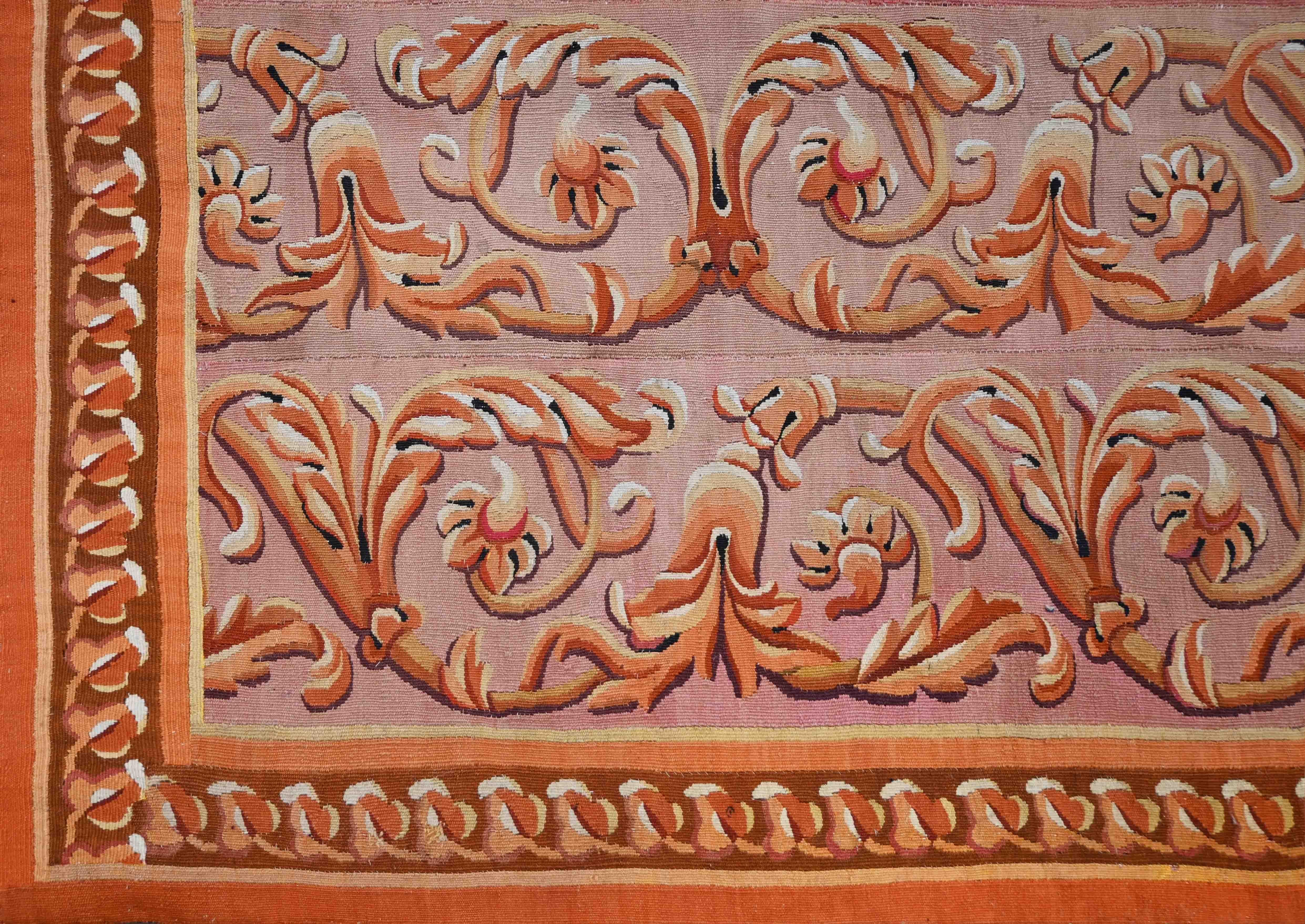 Tappeto della manifattura di Aubusson, 
Napoleone III
 Periodo: xIX secolo 
Condizioni: Condizioni perfette 
Materiale: Lana 
 Questo magnifico tappeto, dopo aver beneficiato di una pulizia profonda e di un controllo meticoloso da parte dei nostri