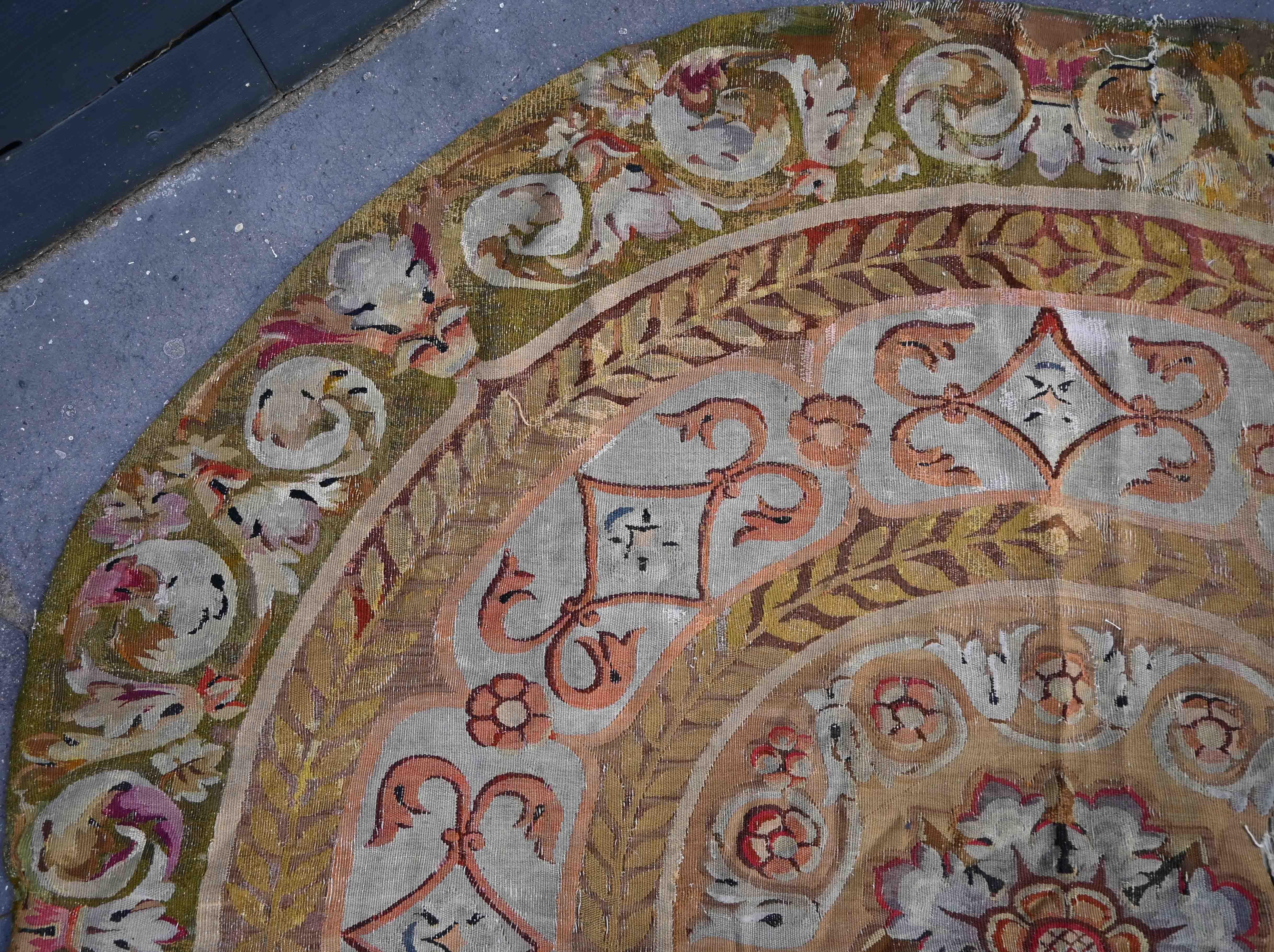 Tappeto Aubusson francese del XIX secolo, stile Napoleone III - Diametro 1m15 N° PTA05 In condizioni discrete in vendita a Paris, FR