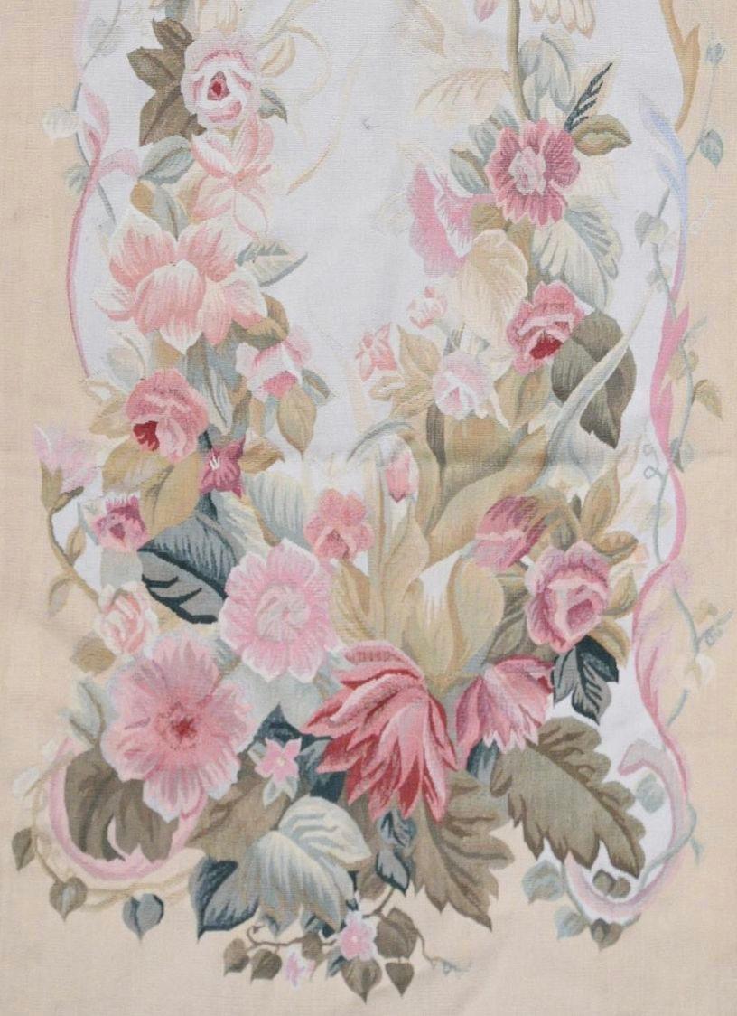 Anmutiger Aubusson-Läufer aus Gobelin mit floralen Details rundum, bestehend aus einem elfenbeinfarbenen Feld und rosa Tönen für die Blumendarstellungen. Hergestellt in Frankreich, um 1900.
Abmessungen:
8'1 