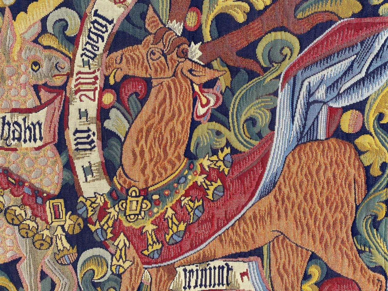 Sehr schöner französischer Wandteppich mit dem Design eines Museumsteppichs aus dem 15. Jahrhundert und schönen Farben, mechanische Jaquar-Herstellung mit Wolle gewebt.