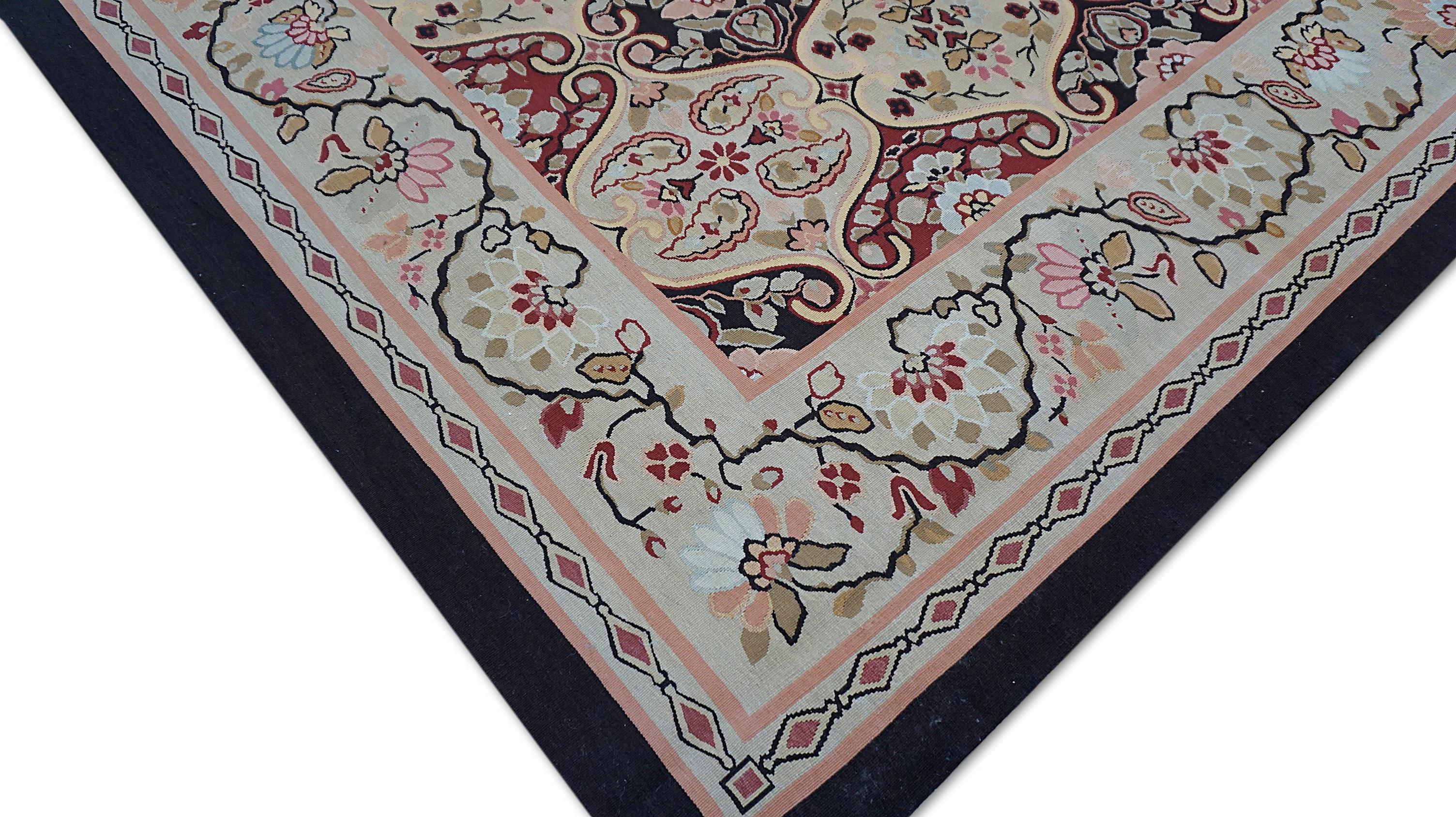 Questo squisito tappeto in lana annodato a mano, ispirato al classico stile francese Aubusson, cattura l'eleganza senza tempo e la raffinatezza del design europeo del XVIII secolo. Realizzato in Cina con la lana più pregiata, questo tappeto presenta
