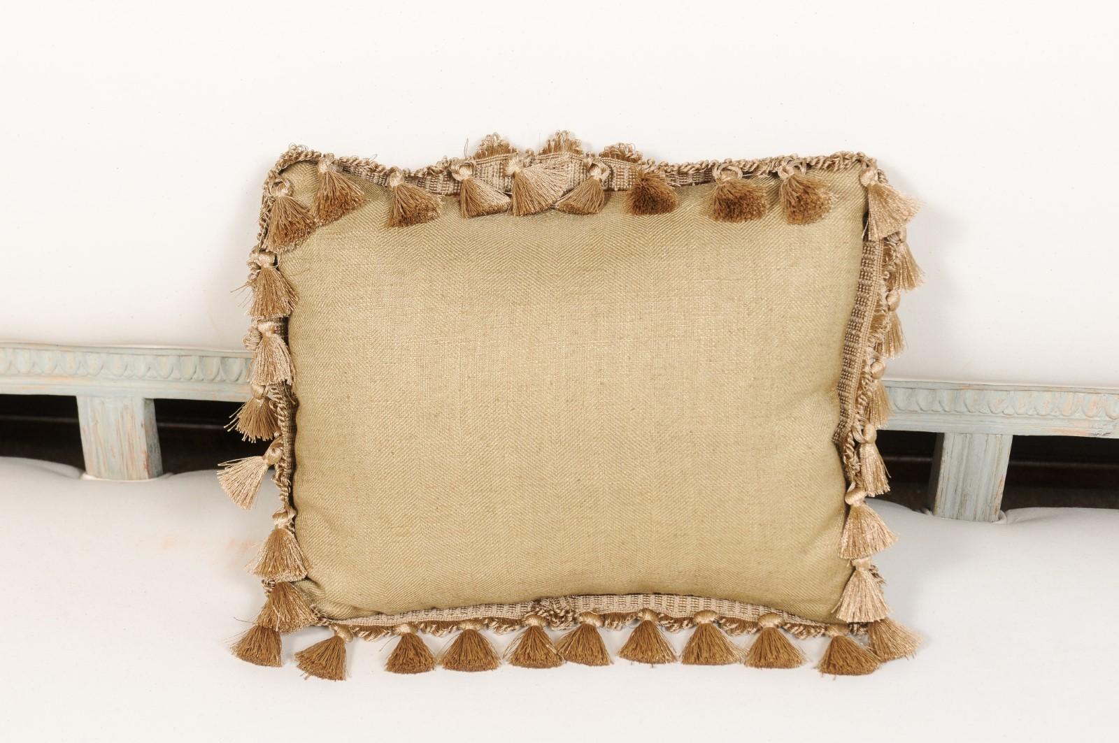 Cuscino francese ad arazzo Aubusson del XIX secolo con decori floreali viola e nappe in vendita 1