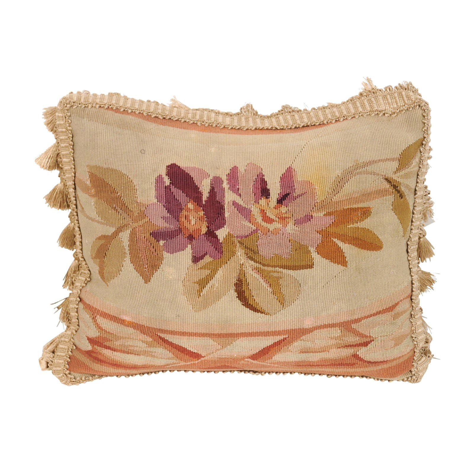 Cuscino francese ad arazzo Aubusson del XIX secolo con decori floreali viola e nappe