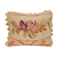 Coussin en tapisserie d'Aubusson du 19e siècle avec décor floral violet et pompons